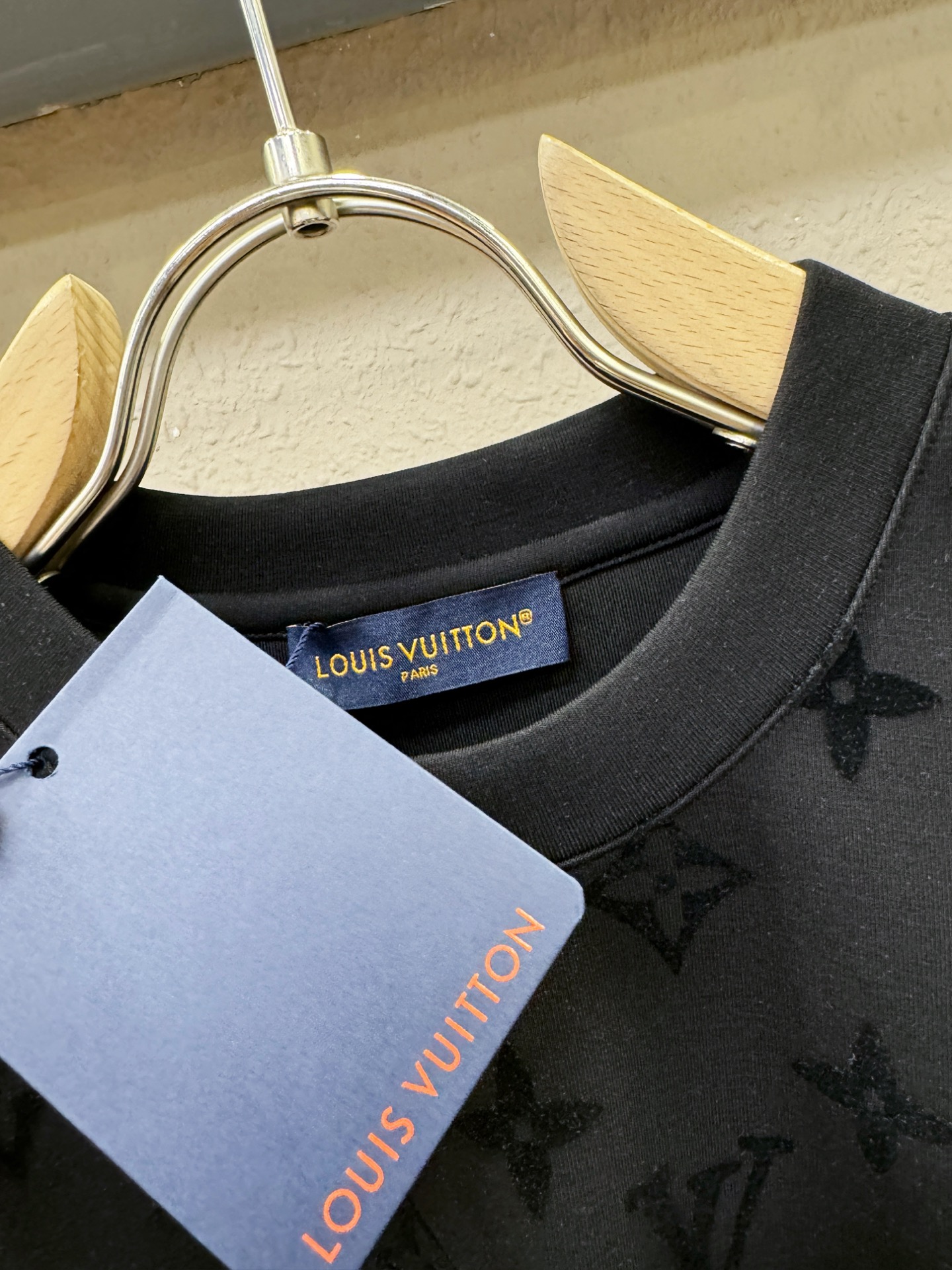 LV路易威登2025ss秋冬新品 长袖T恤，经典Logo设计，百搭款 官网同步发售 定制面料，柔软细腻 