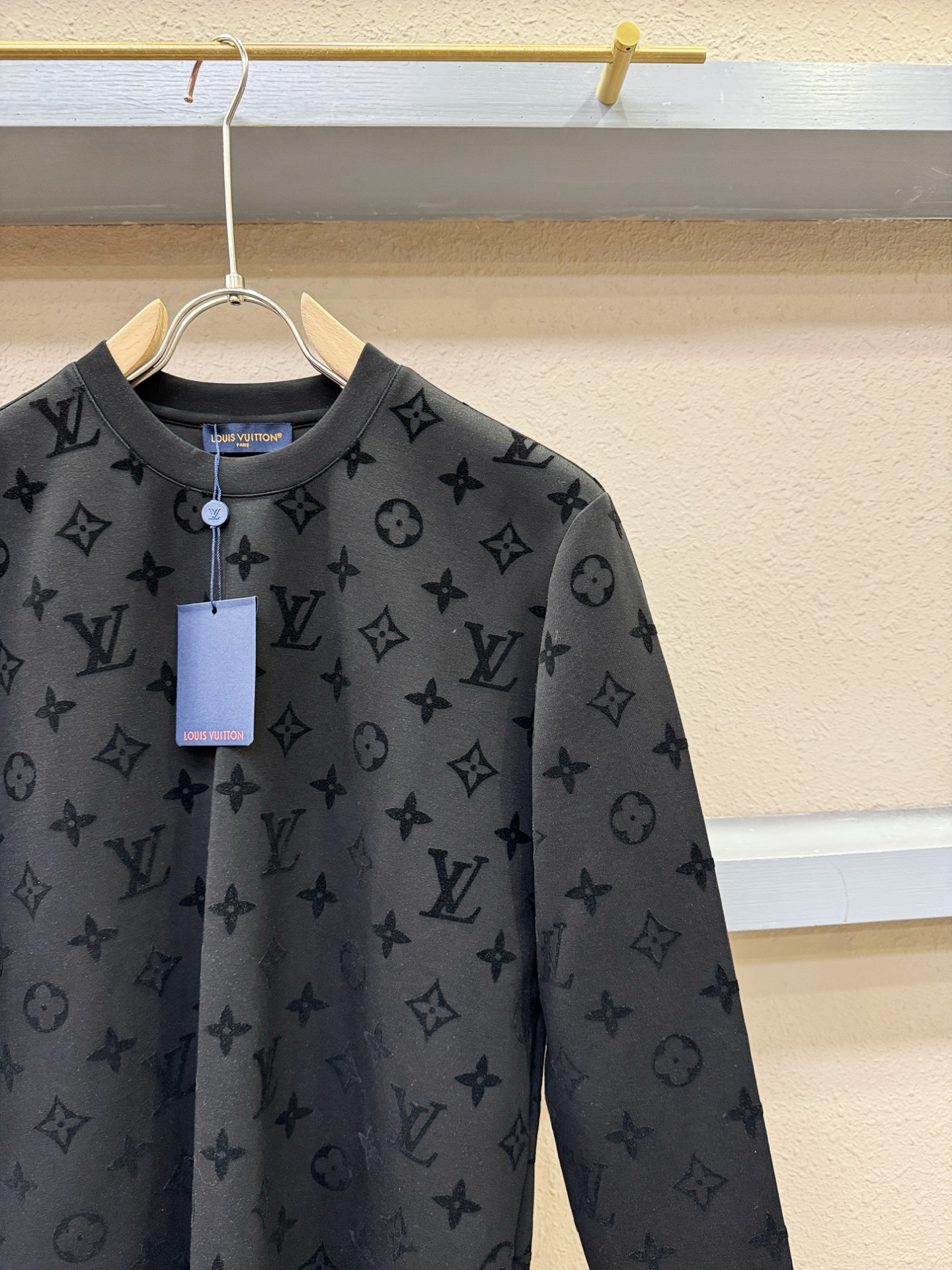 LV路易威登2025ss秋冬新品 长袖T恤，经典Logo设计，百搭款 官网同步发售 定制面料，柔软细腻 