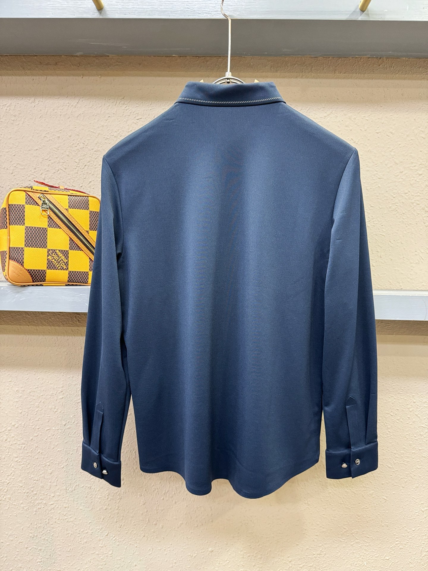 PRADA 普拉达 2025新款衬衫，贸易公司渠道稀出，领先官网发售！经典休闲衬衫搭配独特的设计，简洁干