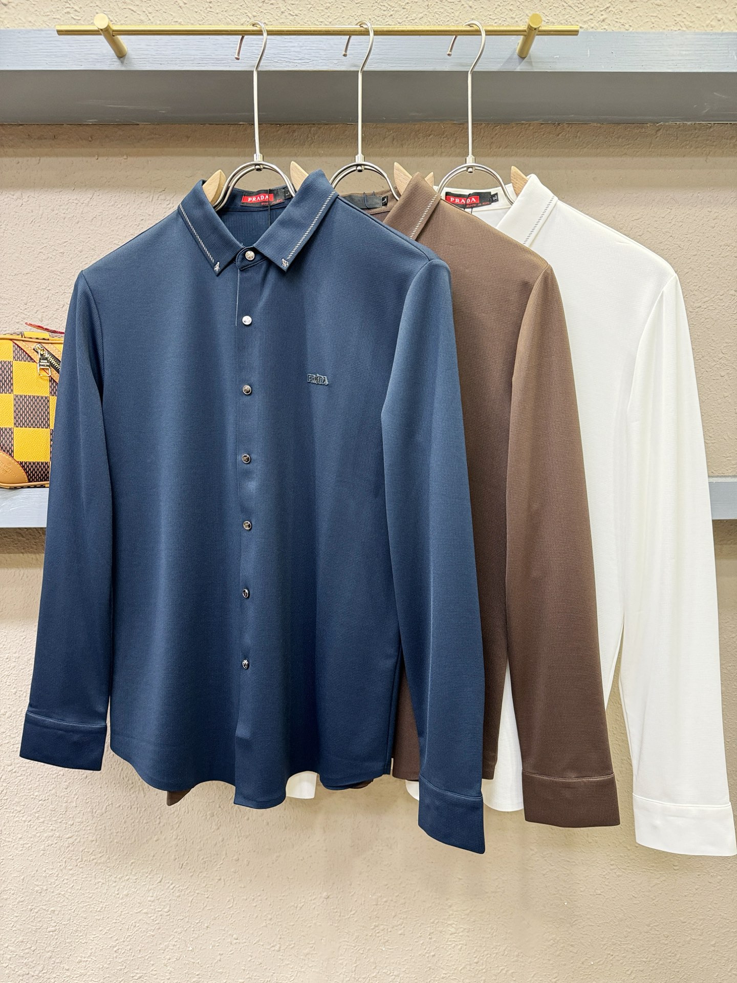 PRADA 普拉达 2025新款衬衫，贸易公司渠道稀出，领先官网发售！经典休闲衬衫搭配独特的设计，简洁干