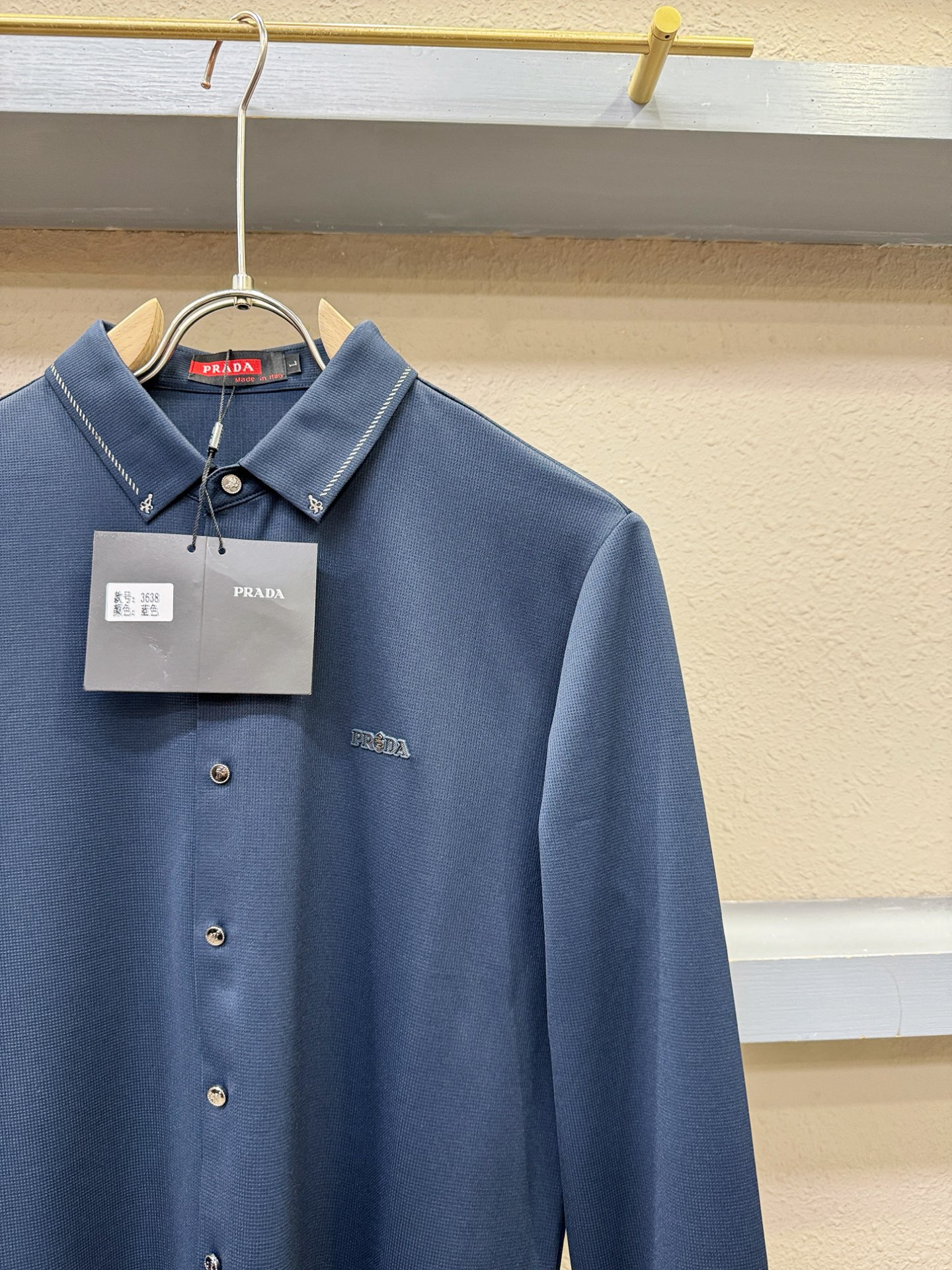 PRADA 普拉达 2025新款衬衫，贸易公司渠道稀出，领先官网发售！经典休闲衬衫搭配独特的设计，简洁干