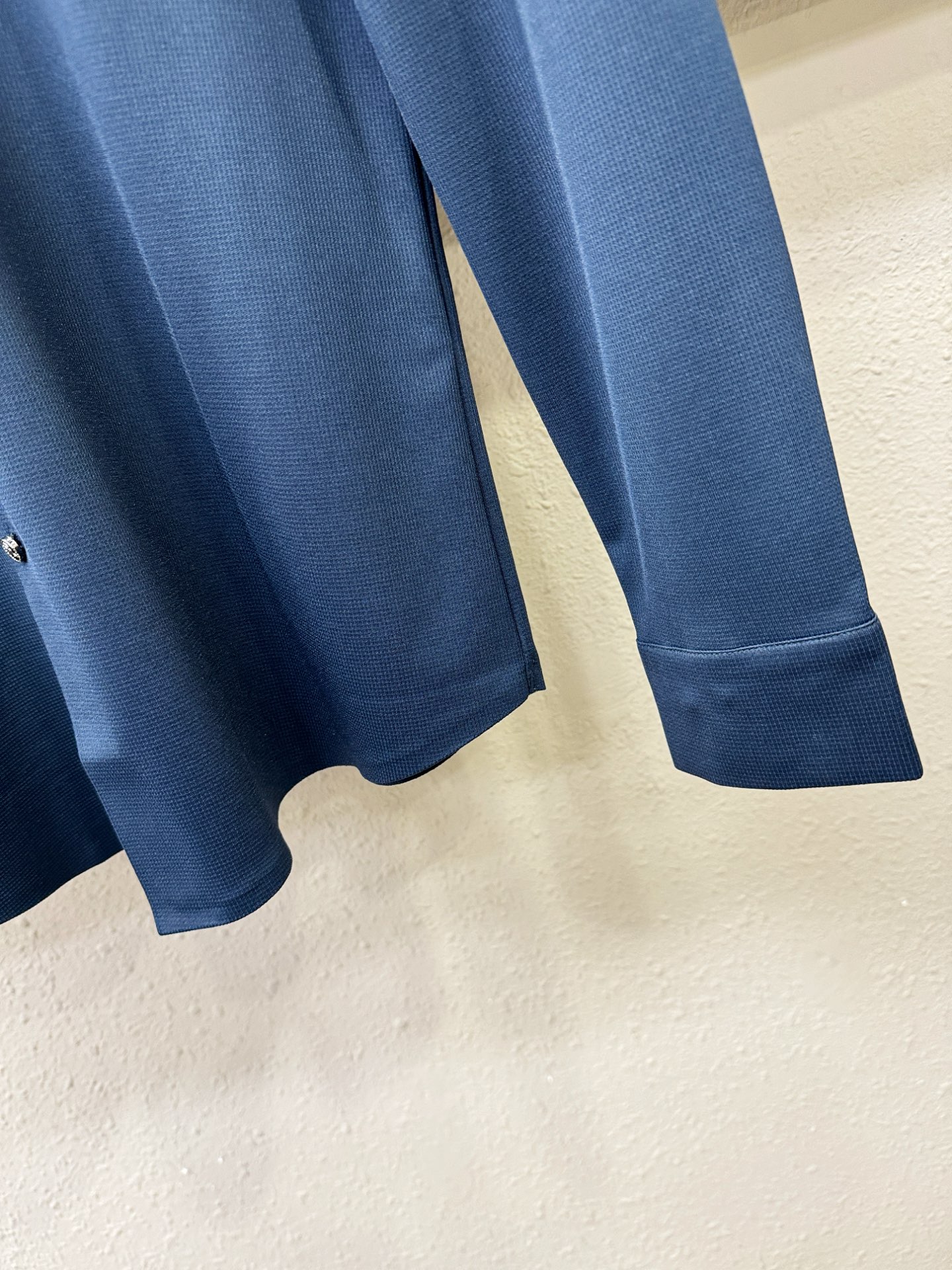 PRADA 普拉达 2025新款衬衫，贸易公司渠道稀出，领先官网发售！经典休闲衬衫搭配独特的设计，简洁干