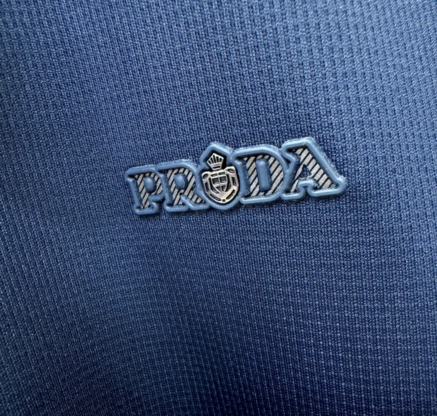 PRADA 普拉达 2025新款衬衫，贸易公司渠道稀出，领先官网发售！经典休闲衬衫搭配独特的设计，简洁干