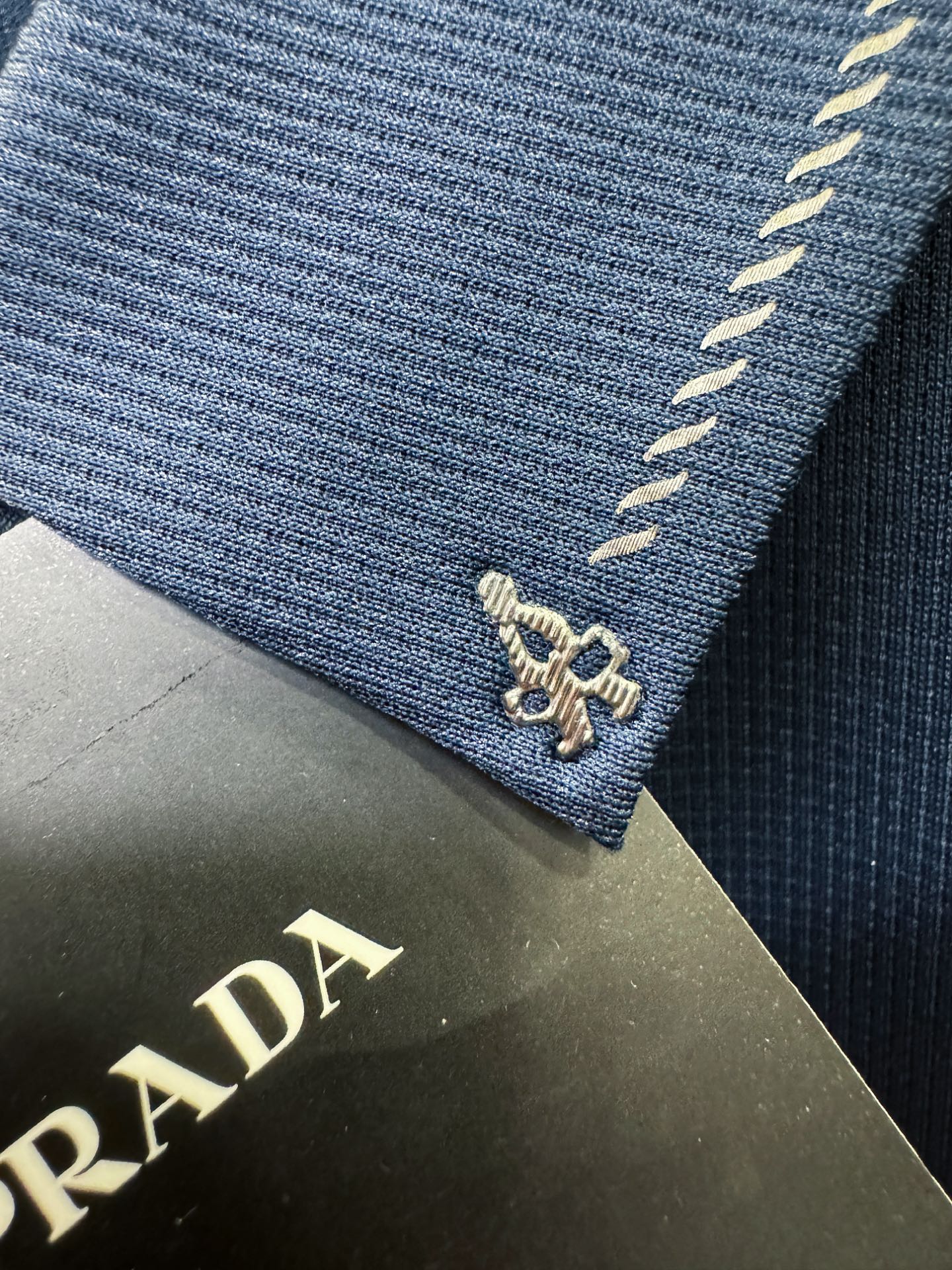 PRADA 普拉达 2025新款衬衫，贸易公司渠道稀出，领先官网发售！经典休闲衬衫搭配独特的设计，简洁干