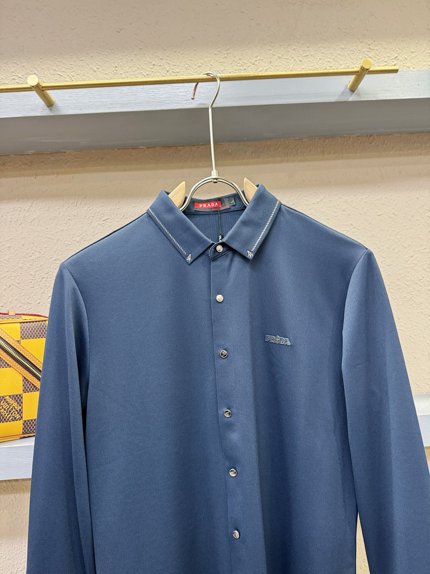 PRADA 普拉达 2025新款衬衫，贸易公司渠道稀出，领先官网发售！经典休闲衬衫搭配独特的设计，简洁干