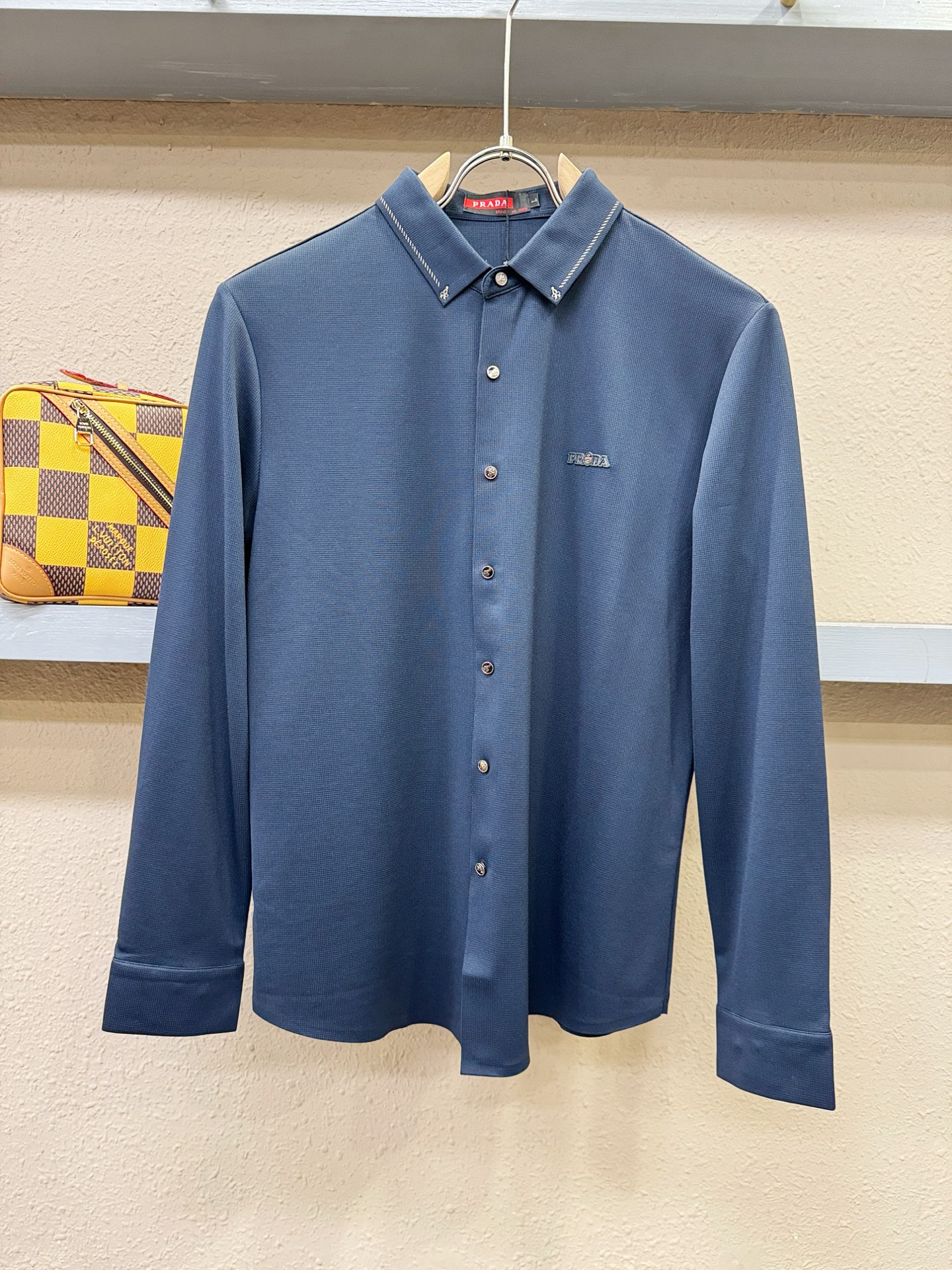 PRADA 普拉达 2025新款衬衫，贸易公司渠道稀出，领先官网发售！经典休闲衬衫搭配独特的设计，简洁干