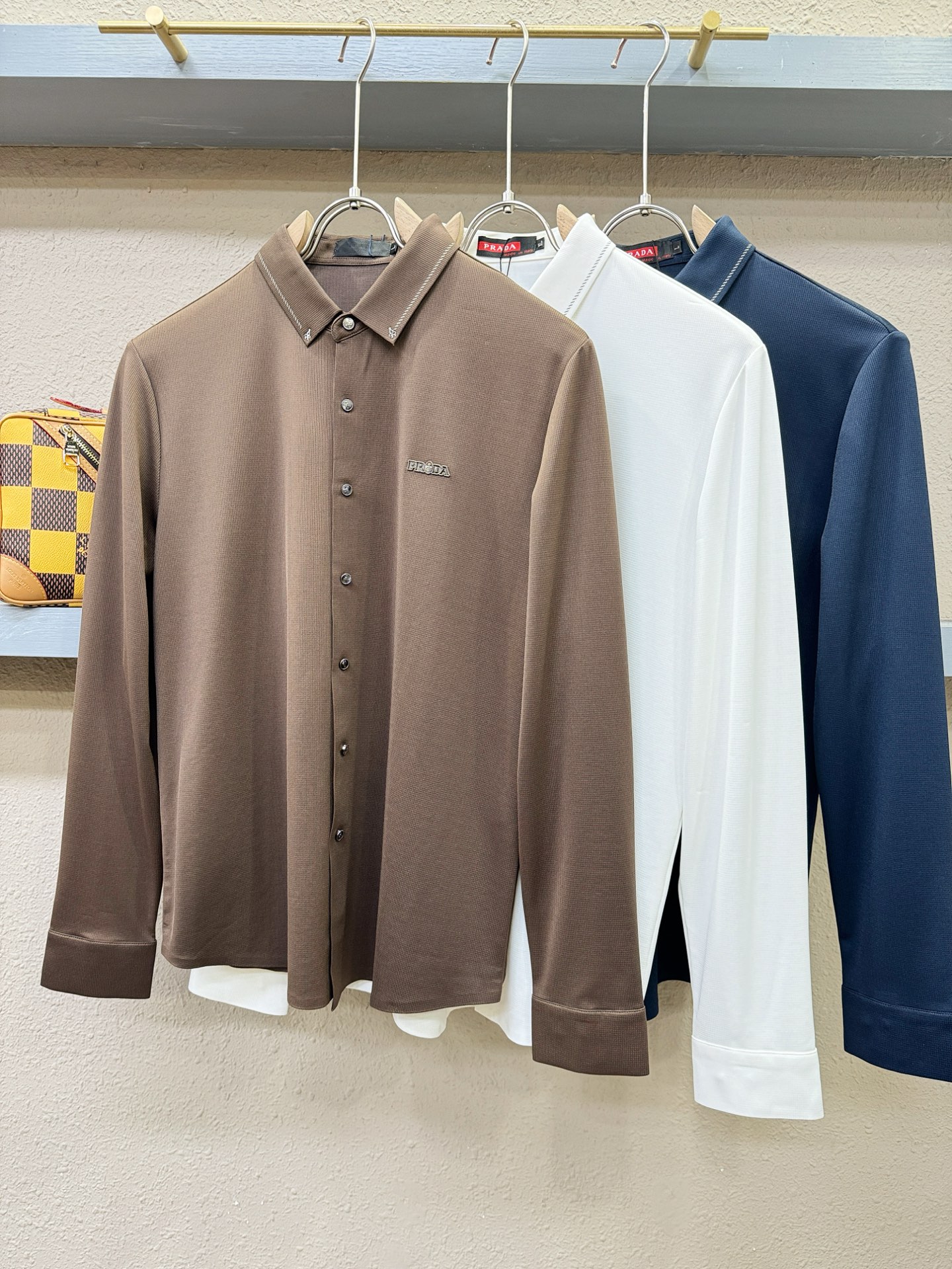 PRADA 普拉达 2025新款衬衫，贸易公司渠道稀出，领先官网发售！经典休闲衬衫搭配独特的设计，简洁干