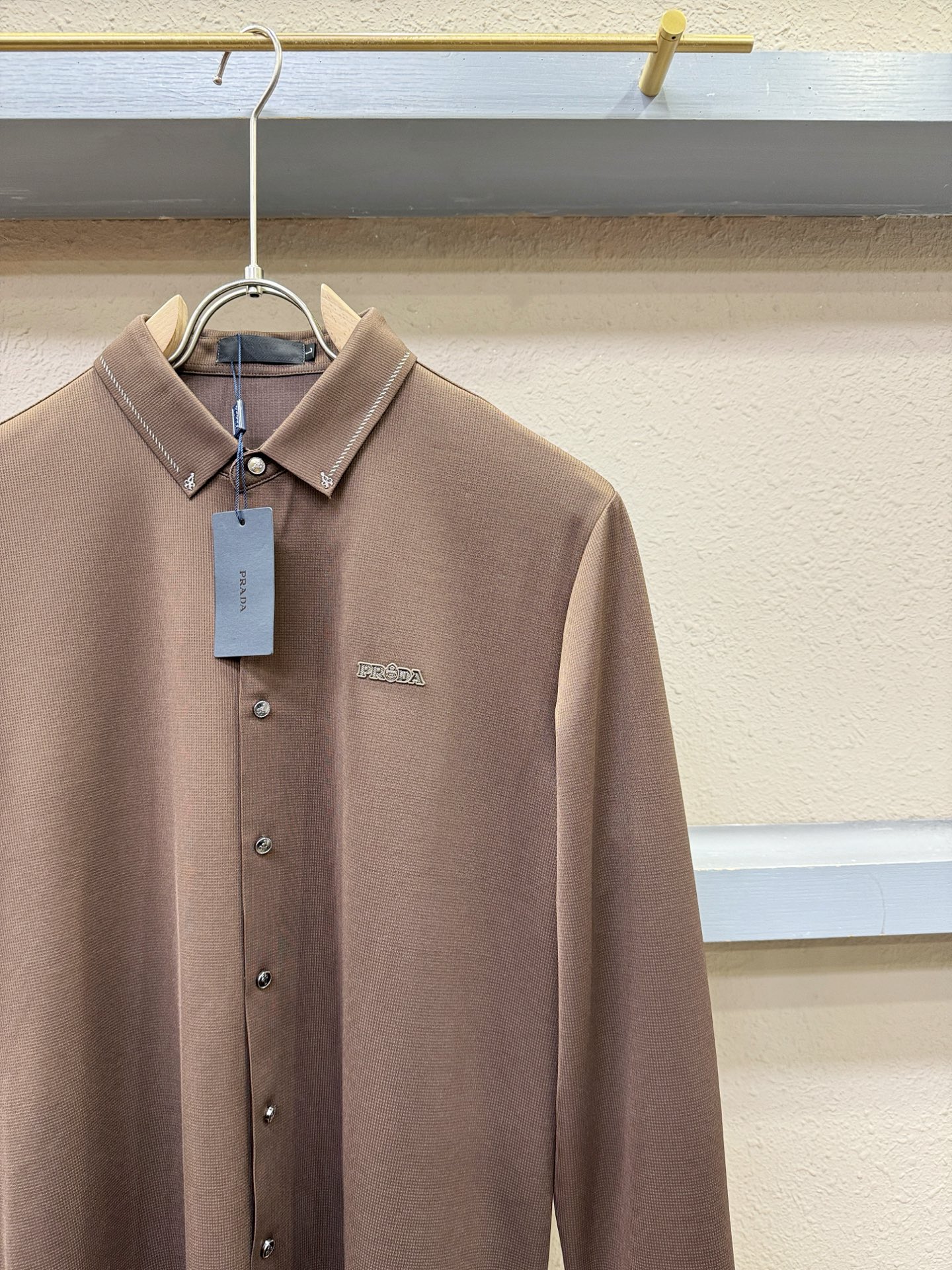 PRADA 普拉达 2025新款衬衫，贸易公司渠道稀出，领先官网发售！经典休闲衬衫搭配独特的设计，简洁干