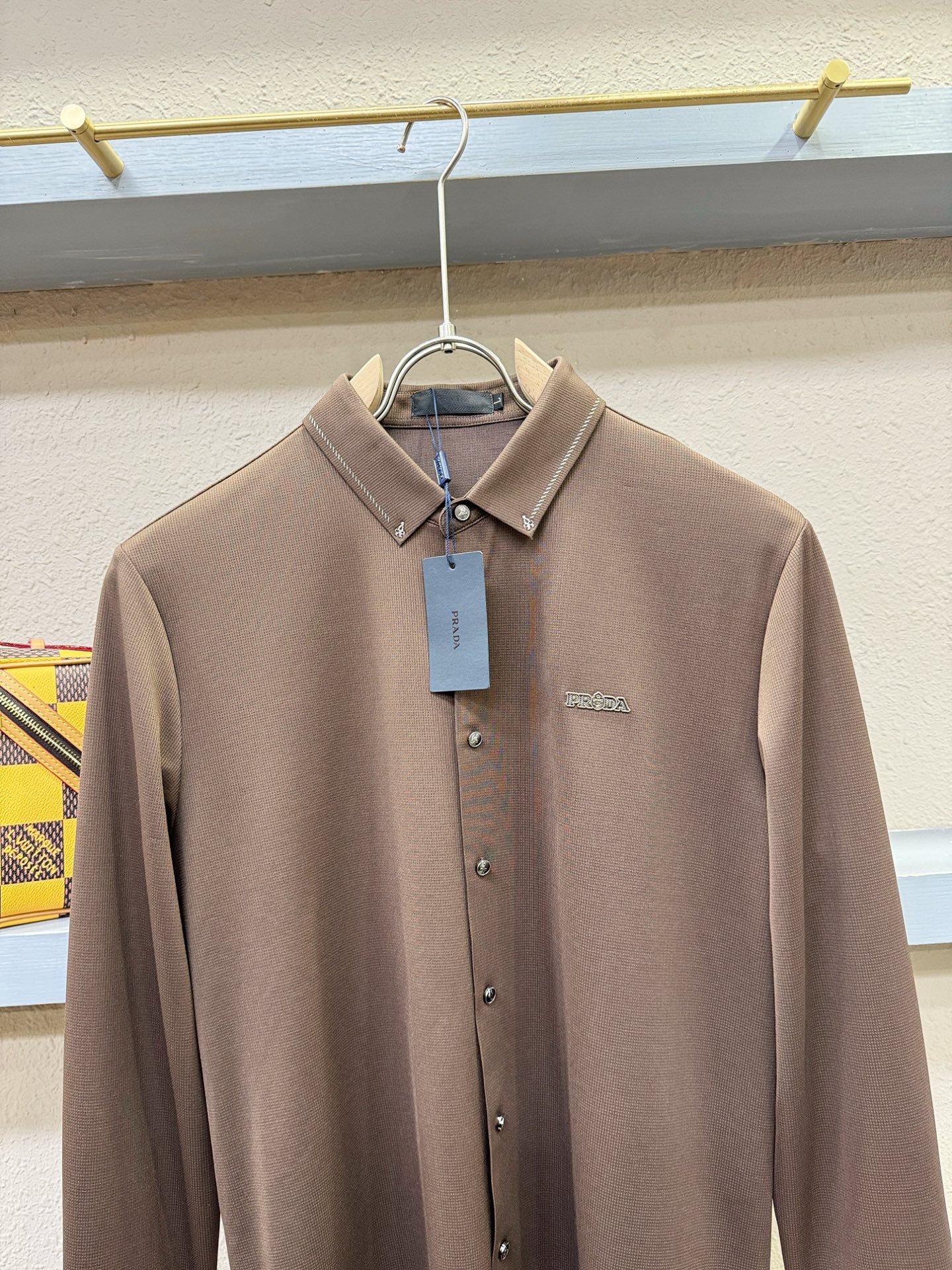 PRADA 普拉达 2025新款衬衫，贸易公司渠道稀出，领先官网发售！经典休闲衬衫搭配独特的设计，简洁干