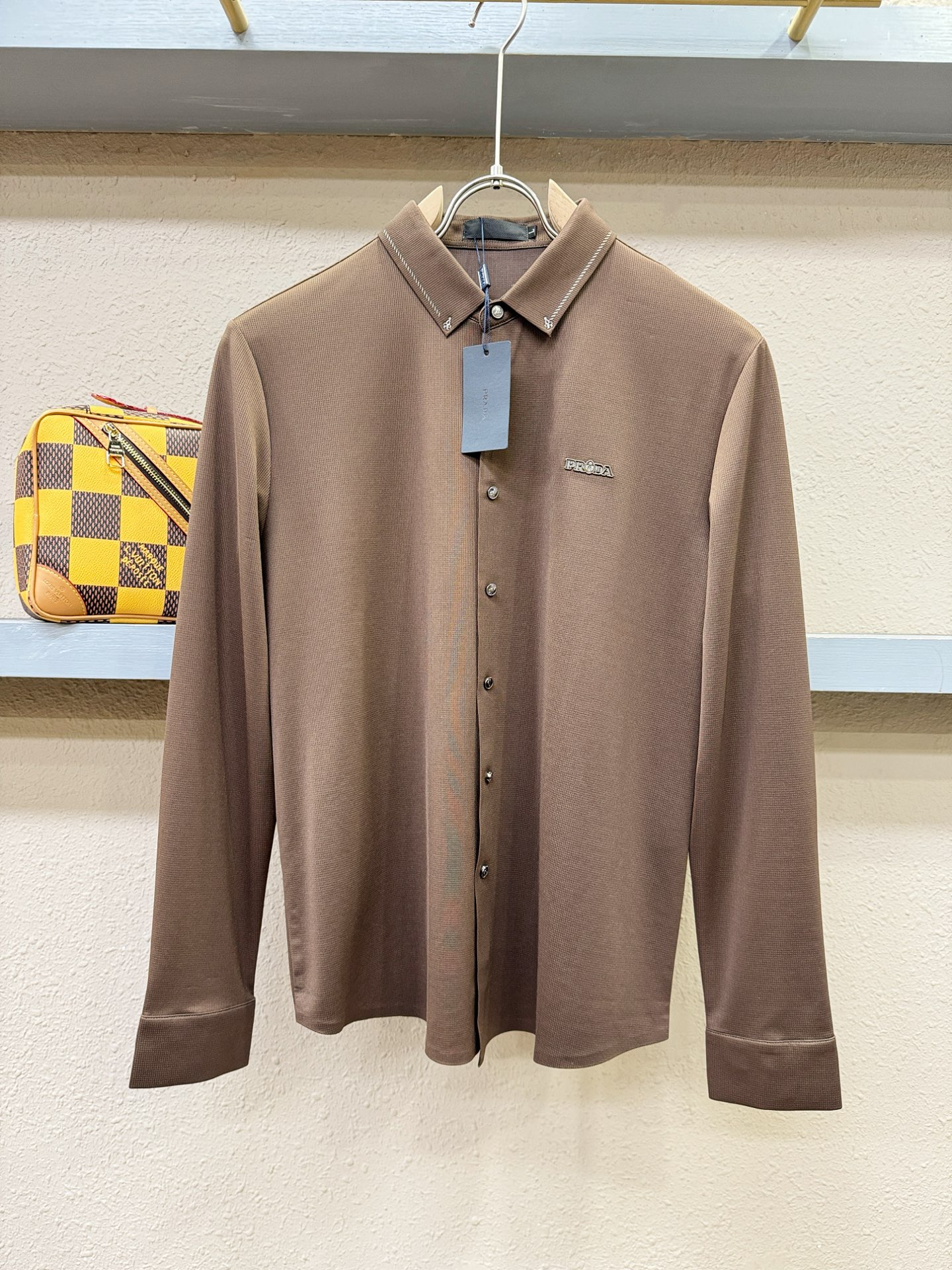PRADA 普拉达 2025新款衬衫，贸易公司渠道稀出，领先官网发售！经典休闲衬衫搭配独特的设计，简洁干