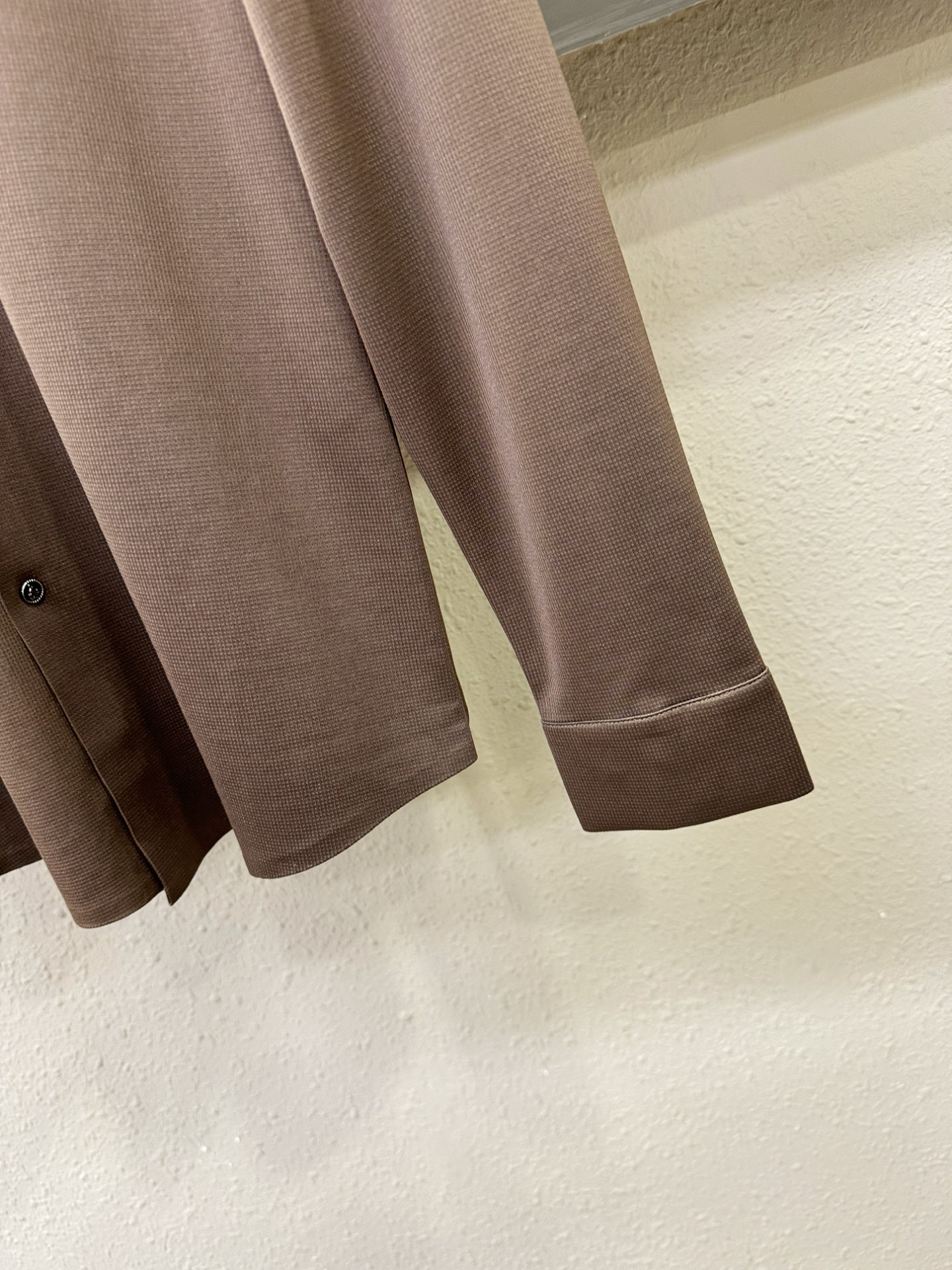 PRADA 普拉达 2025新款衬衫，贸易公司渠道稀出，领先官网发售！经典休闲衬衫搭配独特的设计，简洁干