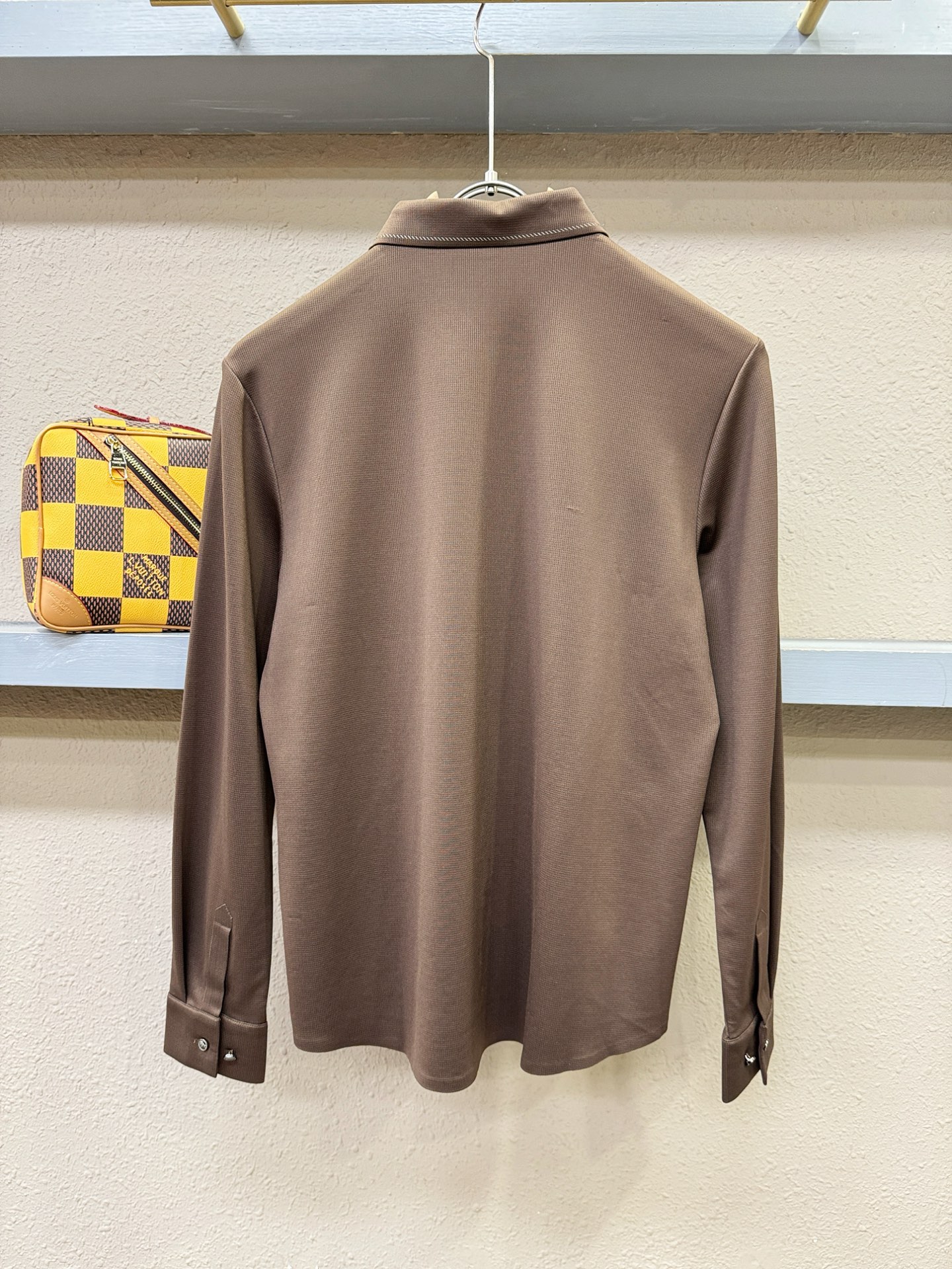 PRADA 普拉达 2025新款衬衫，贸易公司渠道稀出，领先官网发售！经典休闲衬衫搭配独特的设计，简洁干