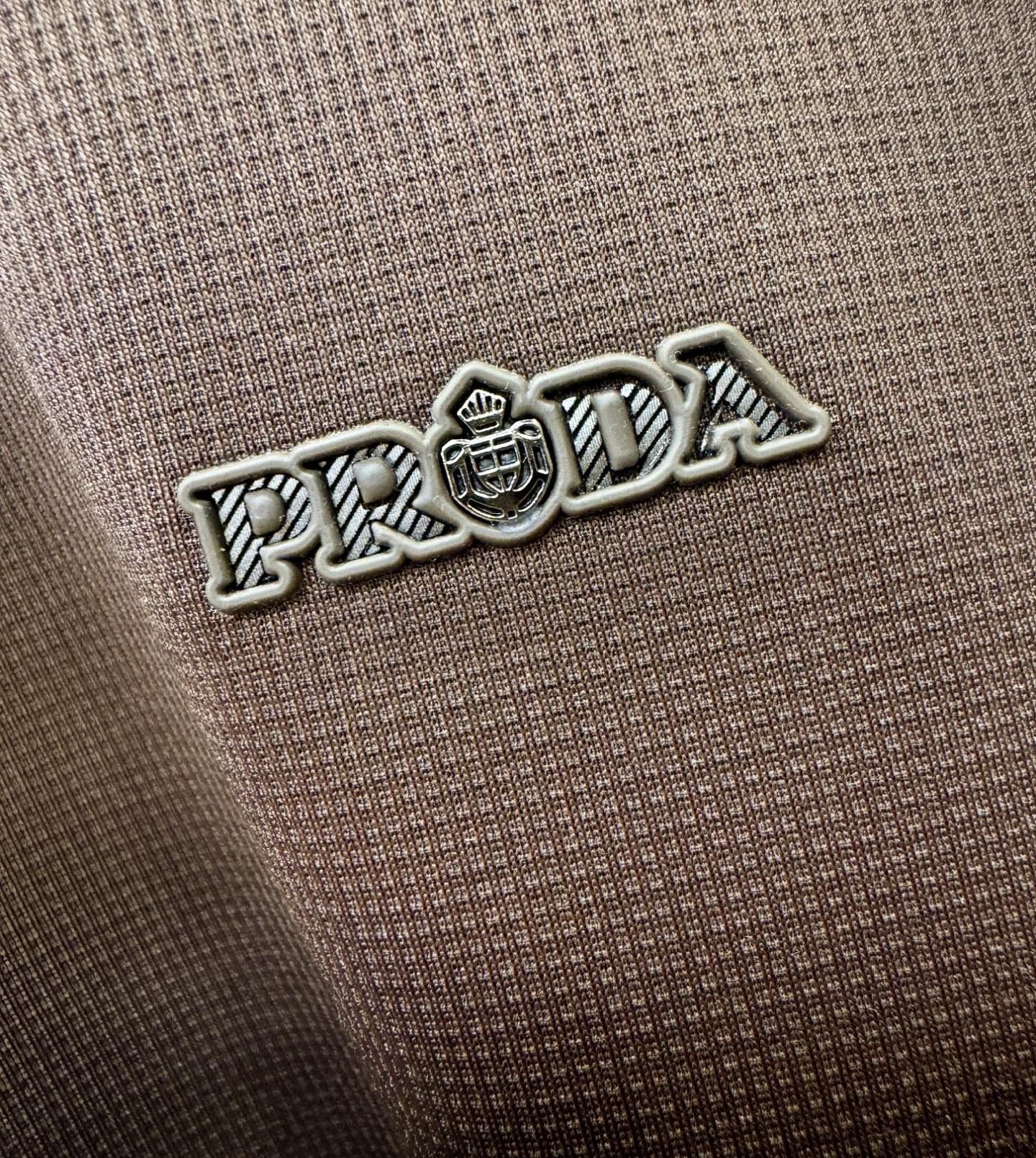PRADA 普拉达 2025新款衬衫，贸易公司渠道稀出，领先官网发售！经典休闲衬衫搭配独特的设计，简洁干
