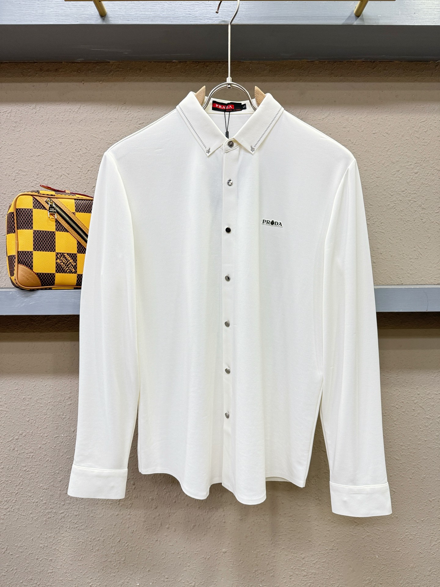 PRADA 普拉达 2025新款衬衫，贸易公司渠道稀出，领先官网发售！经典休闲衬衫搭配独特的设计，简洁干