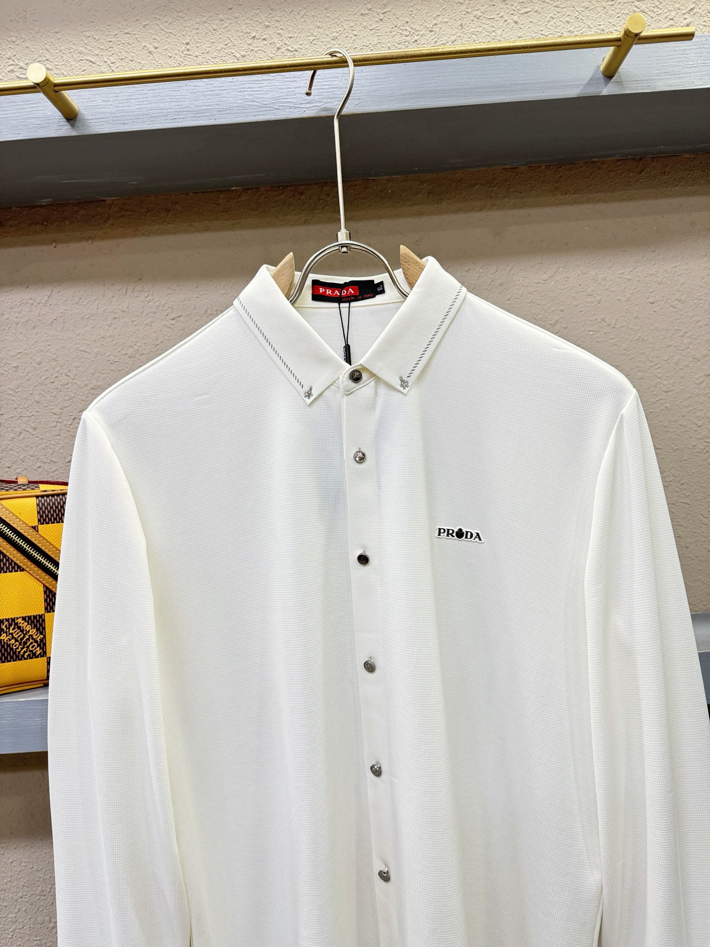 PRADA 普拉达 2025新款衬衫，贸易公司渠道稀出，领先官网发售！经典休闲衬衫搭配独特的设计，简洁干