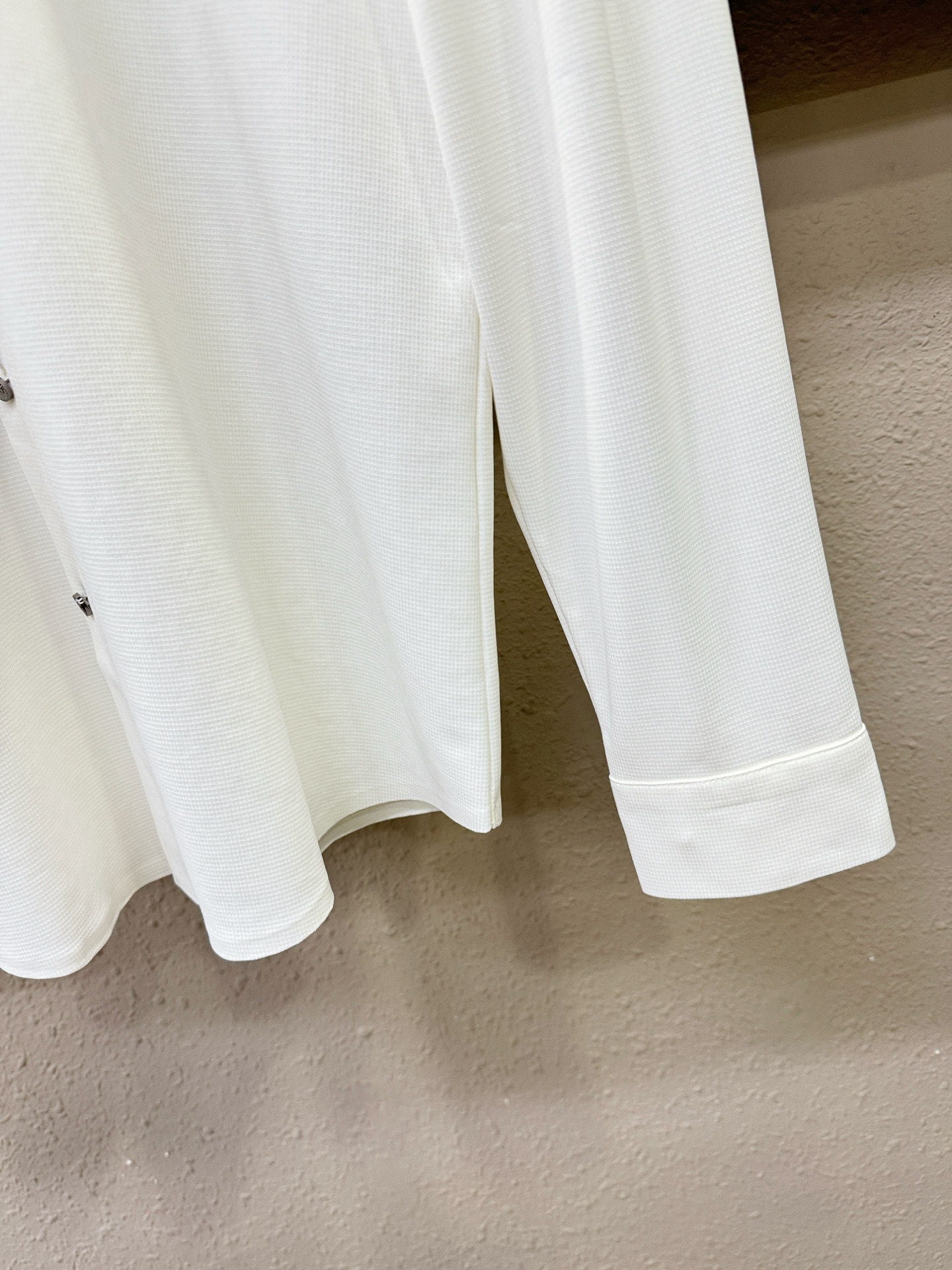 PRADA 普拉达 2025新款衬衫，贸易公司渠道稀出，领先官网发售！经典休闲衬衫搭配独特的设计，简洁干