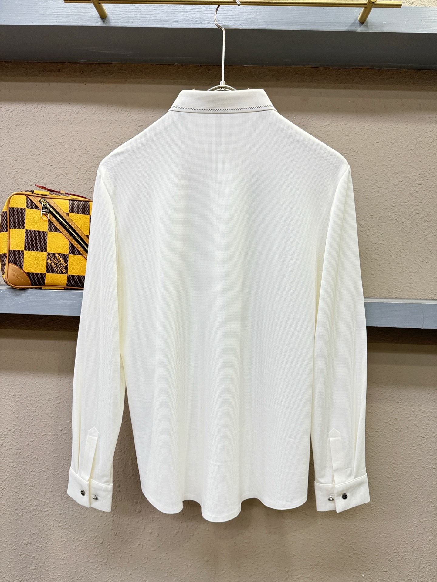 PRADA 普拉达 2025新款衬衫，贸易公司渠道稀出，领先官网发售！经典休闲衬衫搭配独特的设计，简洁干