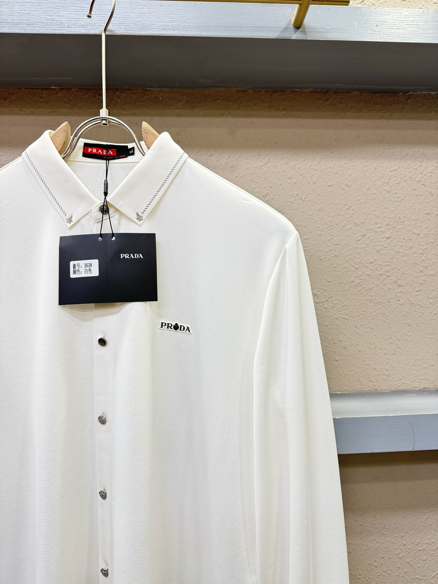 PRADA 普拉达 2025新款衬衫，贸易公司渠道稀出，领先官网发售！经典休闲衬衫搭配独特的设计，简洁干