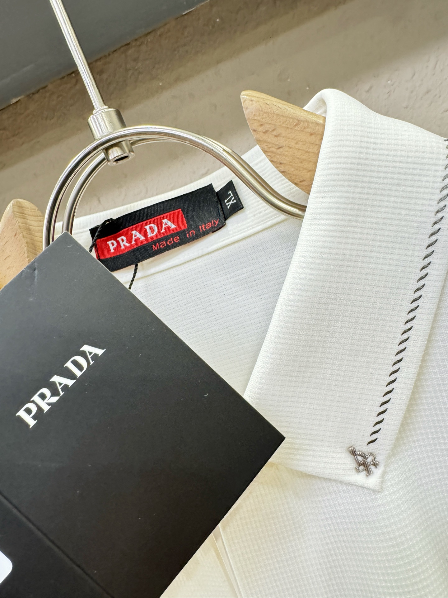 PRADA 普拉达 2025新款衬衫，贸易公司渠道稀出，领先官网发售！经典休闲衬衫搭配独特的设计，简洁干