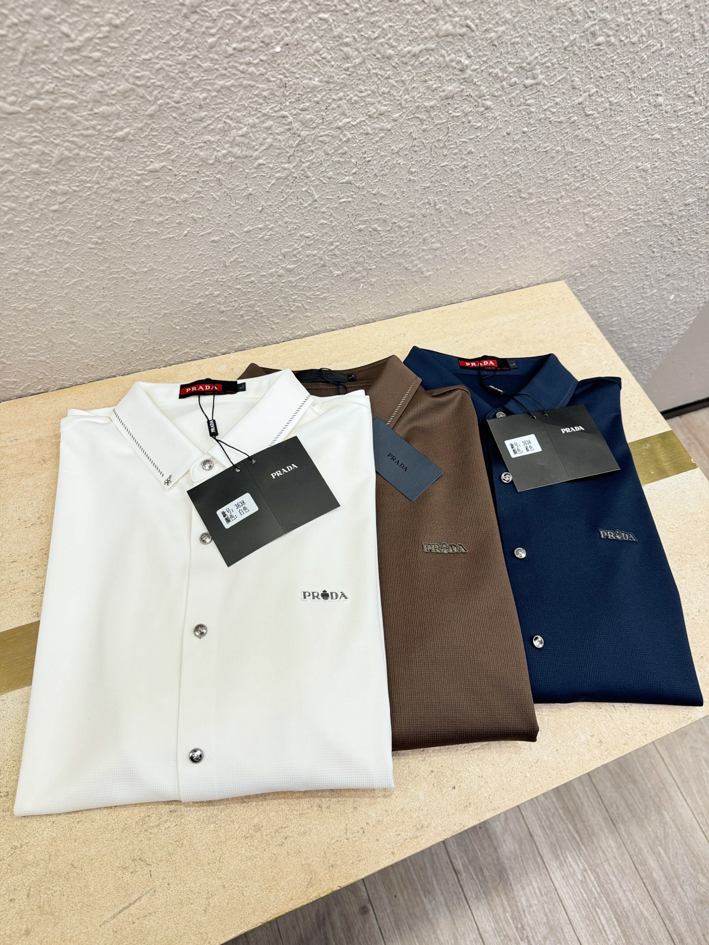 PRADA 普拉达 2025新款衬衫，贸易公司渠道稀出，领先官网发售！经典休闲衬衫搭配独特的设计，简洁干