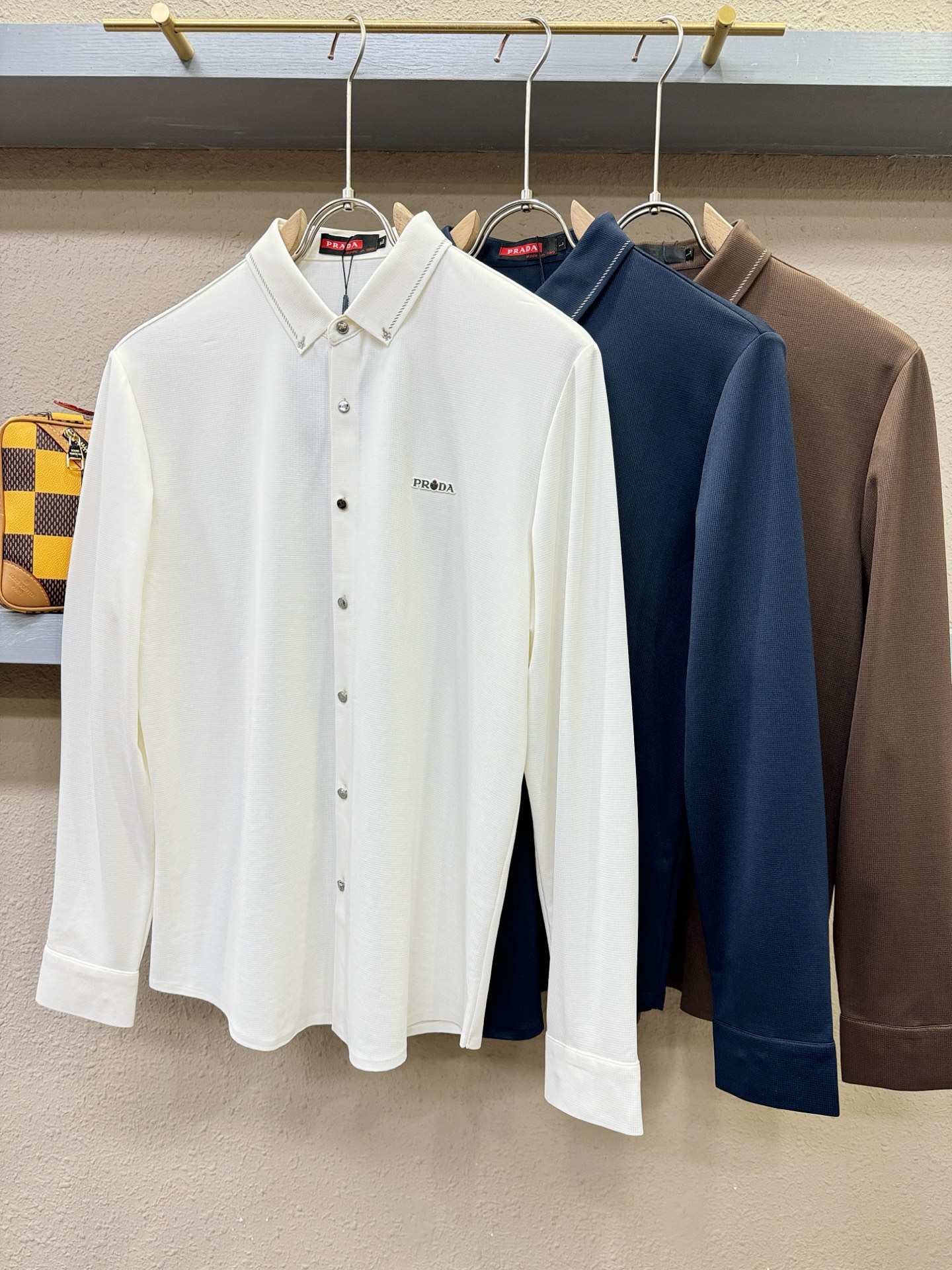 PRADA 普拉达 2025新款衬衫，贸易公司渠道稀出，领先官网发售！经典休闲衬衫搭配独特的设计，简洁干
