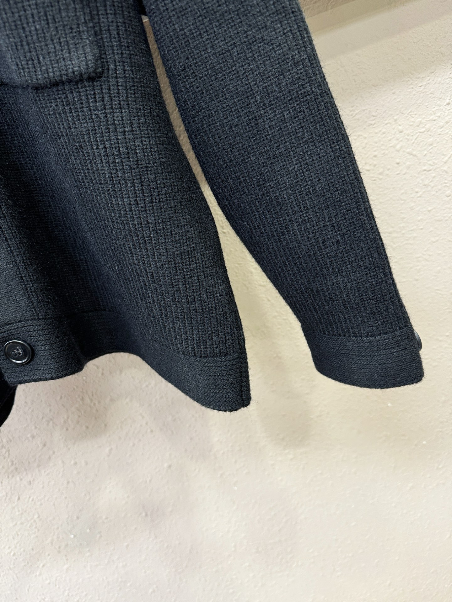 PRADA 普拉达 2025秋冬新款毛衣开衫，手感柔软。 logo图案设计，贸易公司渠道稀出，同步官网发