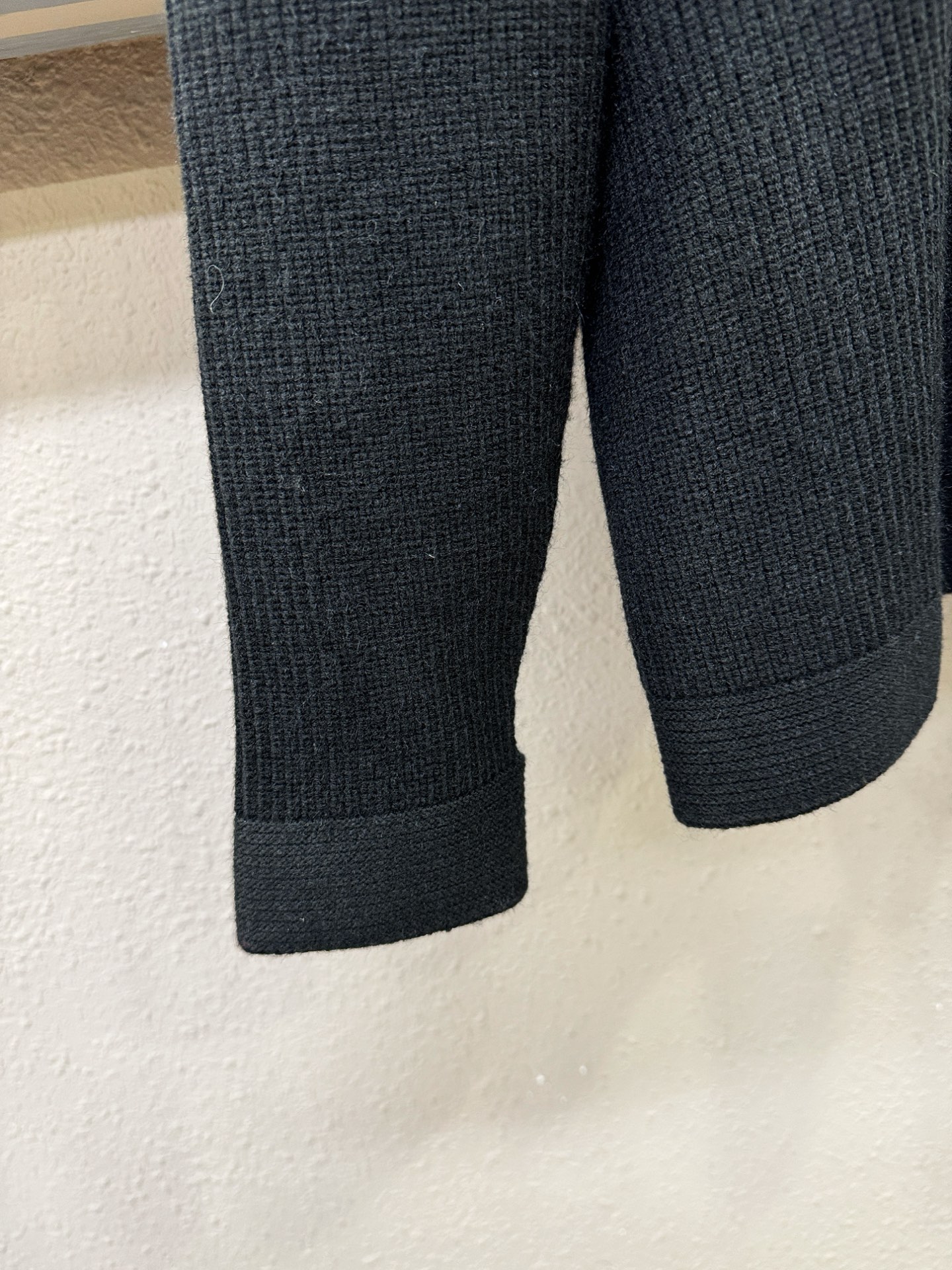 PRADA 普拉达 2025秋冬新款毛衣开衫，手感柔软。 logo图案设计，贸易公司渠道稀出，同步官网发