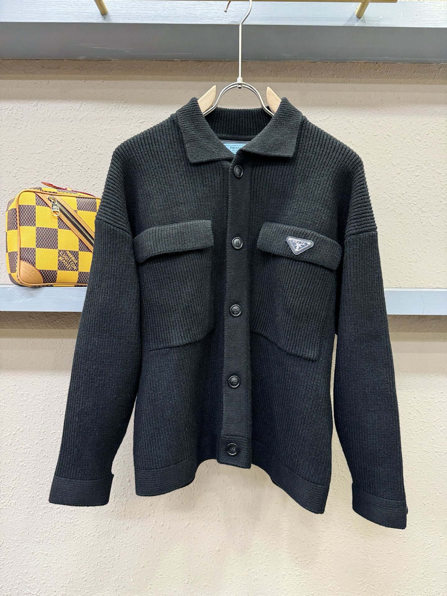 PRADA 普拉达 2025秋冬新款毛衣开衫，手感柔软。 logo图案设计，贸易公司渠道稀出，同步官网发