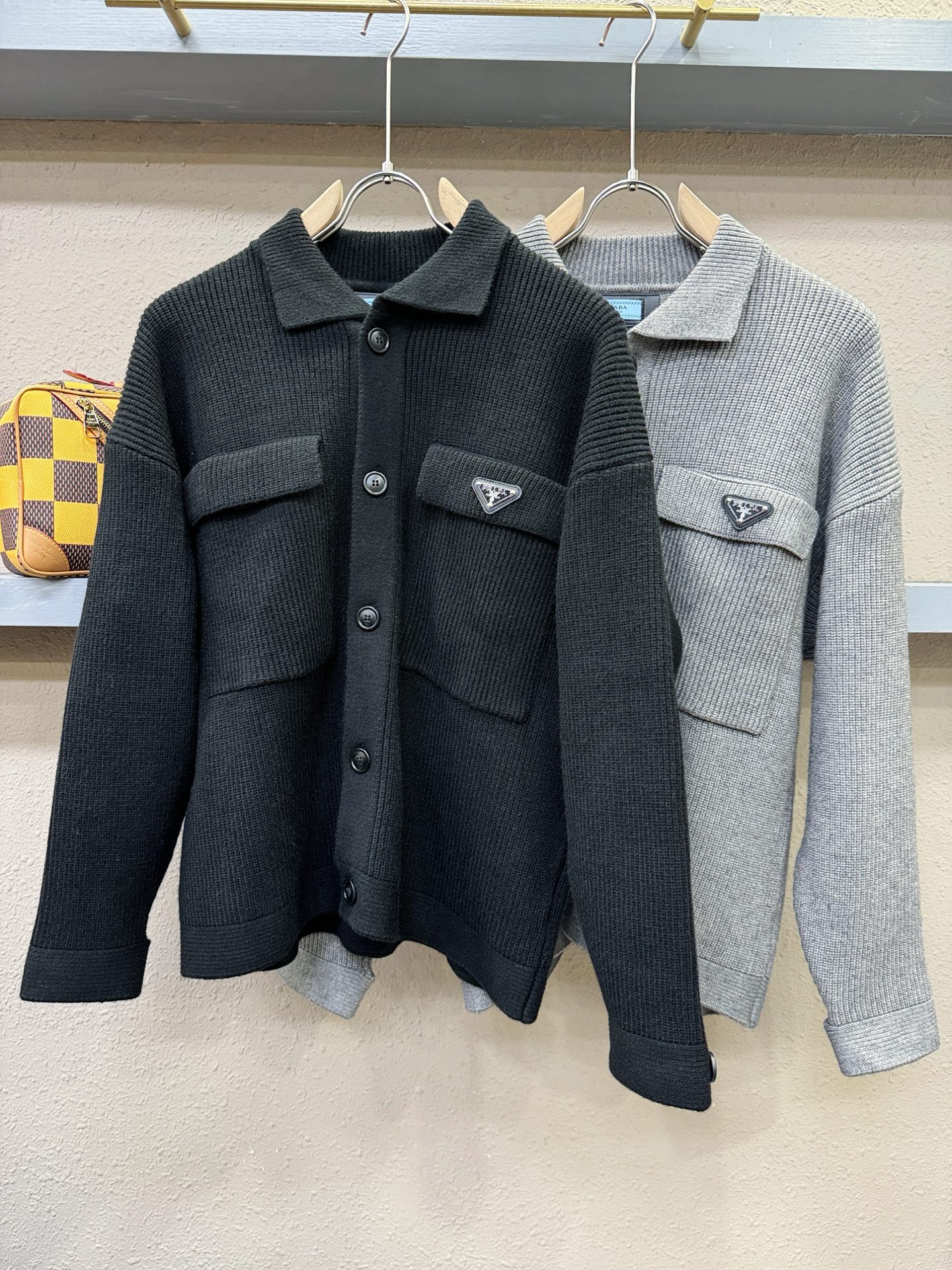 PRADA 普拉达 2025秋冬新款毛衣开衫，手感柔软。 logo图案设计，贸易公司渠道稀出，同步官网发