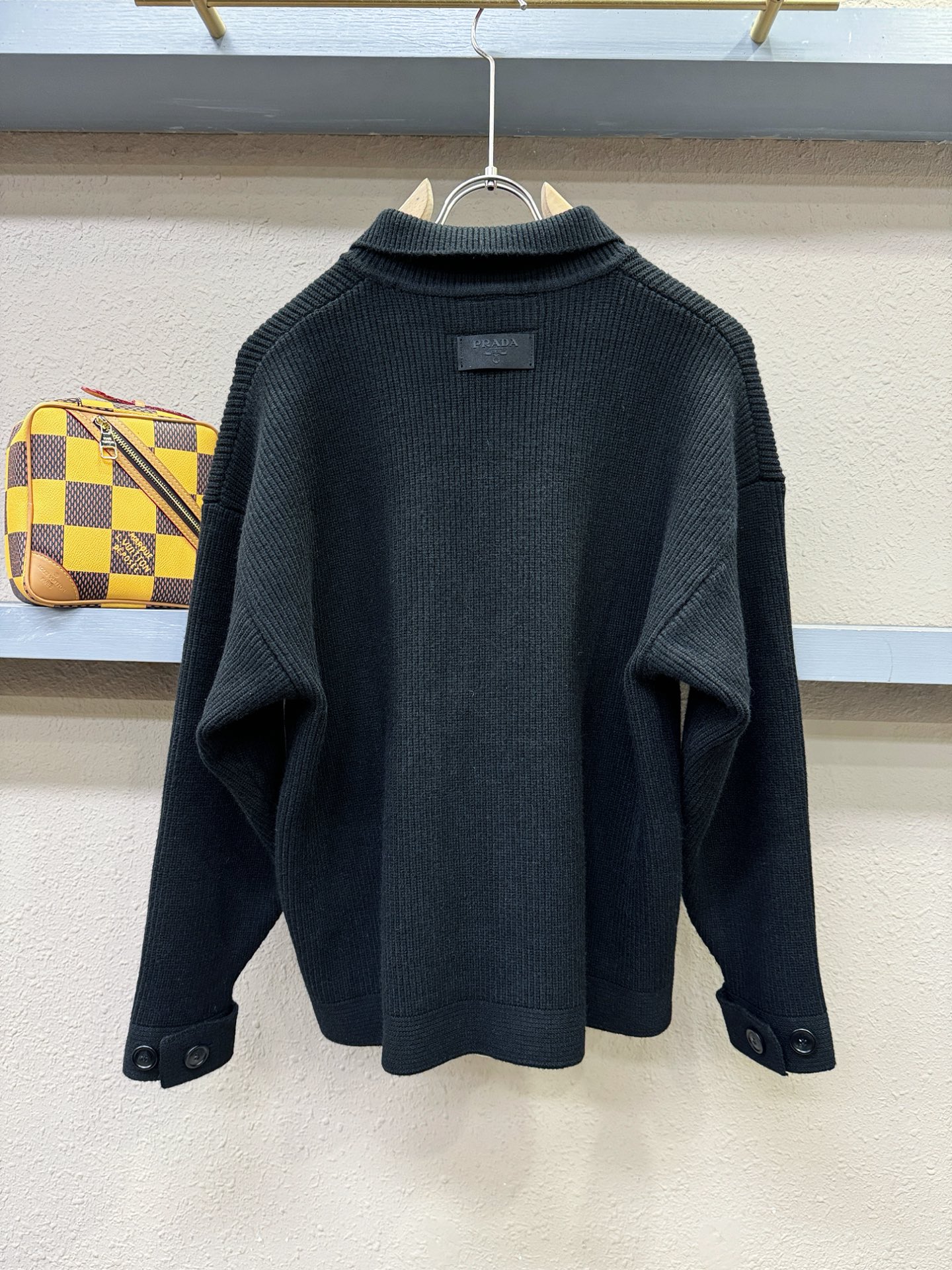 PRADA 普拉达 2025秋冬新款毛衣开衫，手感柔软。 logo图案设计，贸易公司渠道稀出，同步官网发