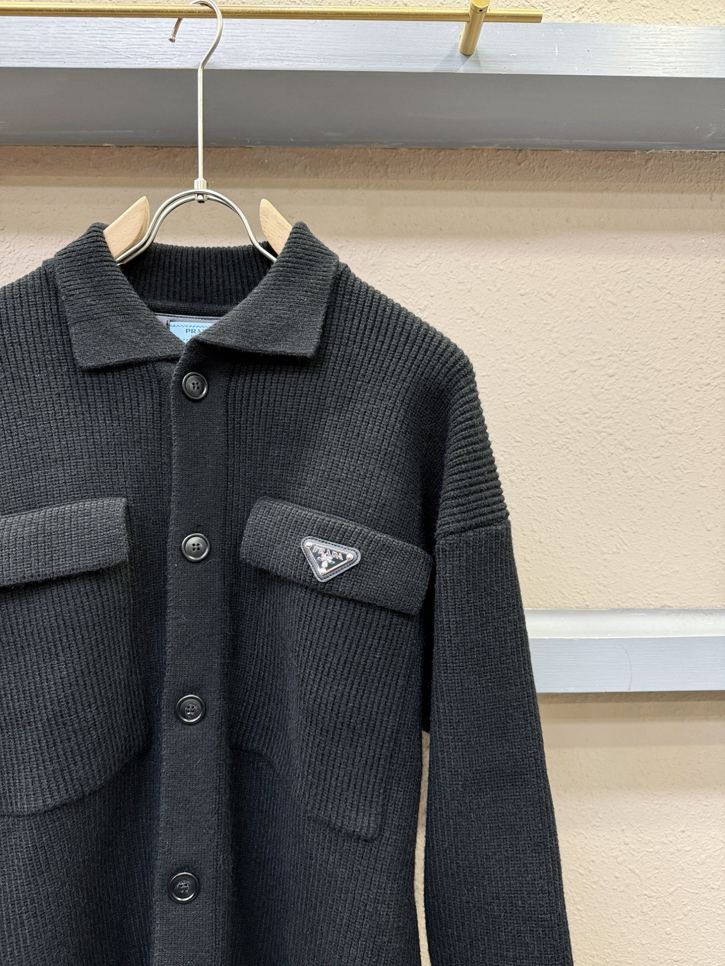 PRADA 普拉达 2025秋冬新款毛衣开衫，手感柔软。 logo图案设计，贸易公司渠道稀出，同步官网发