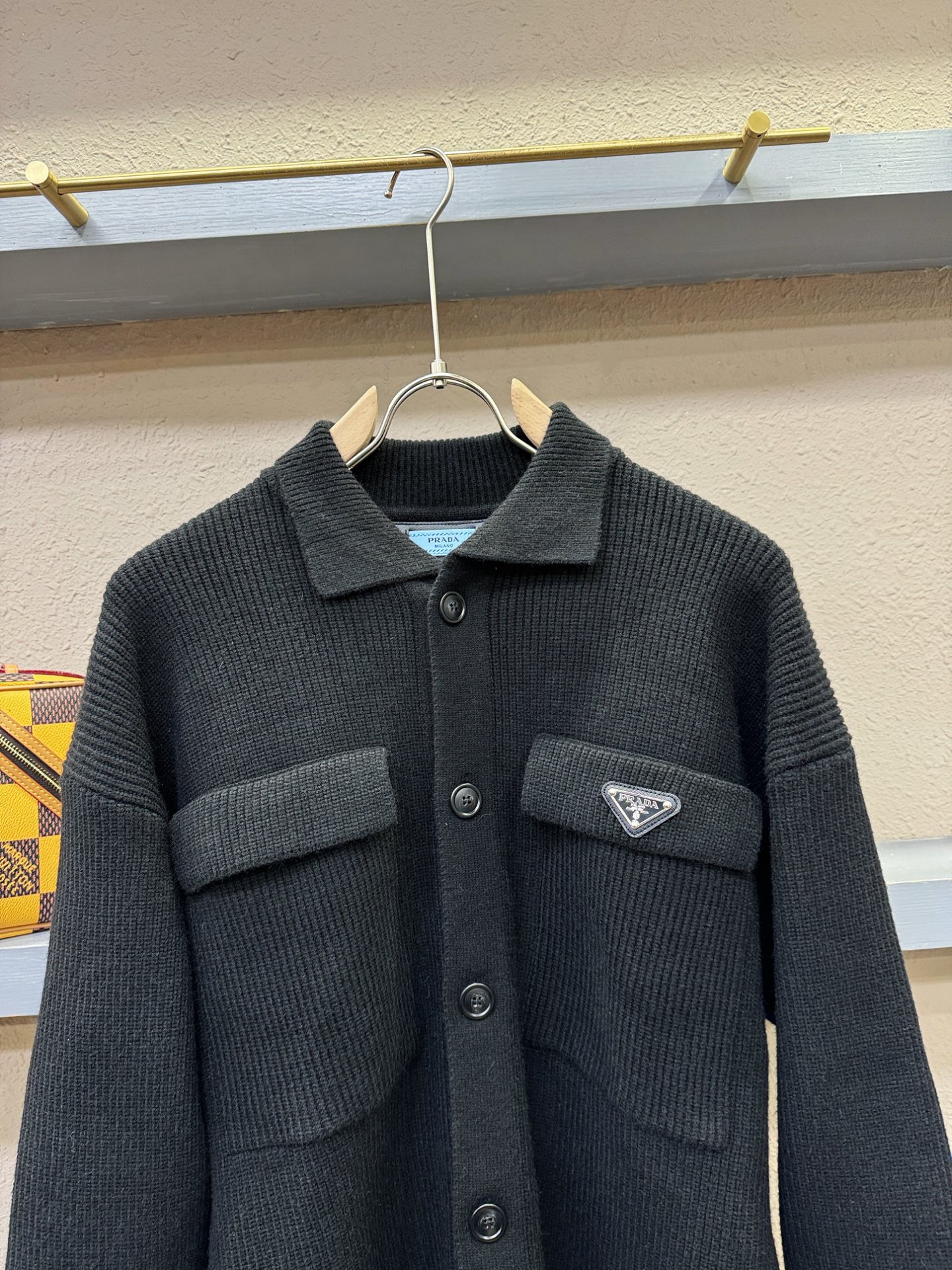 PRADA 普拉达 2025秋冬新款毛衣开衫，手感柔软。 logo图案设计，贸易公司渠道稀出，同步官网发