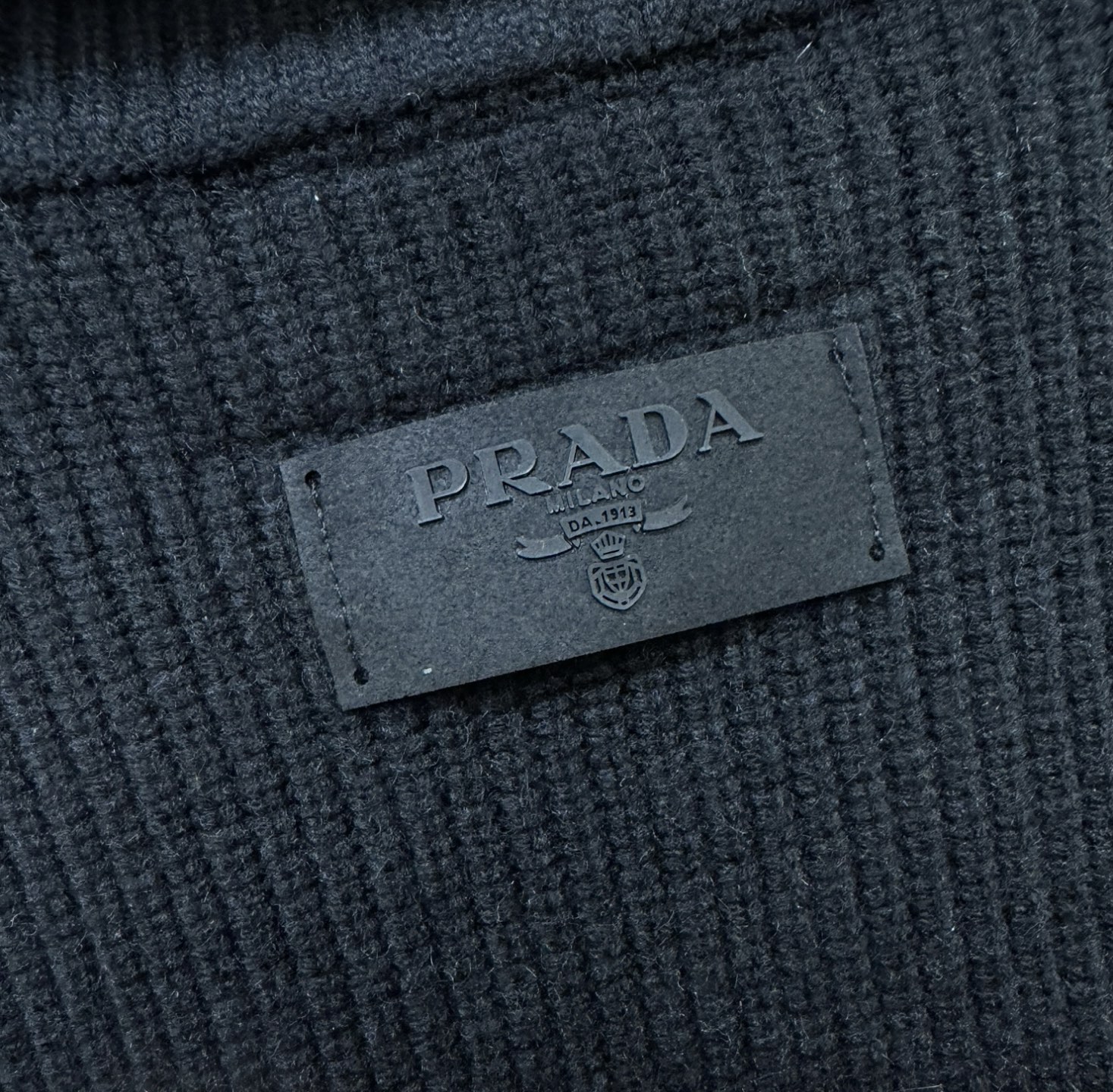 PRADA 普拉达 2025秋冬新款毛衣开衫，手感柔软。 logo图案设计，贸易公司渠道稀出，同步官网发