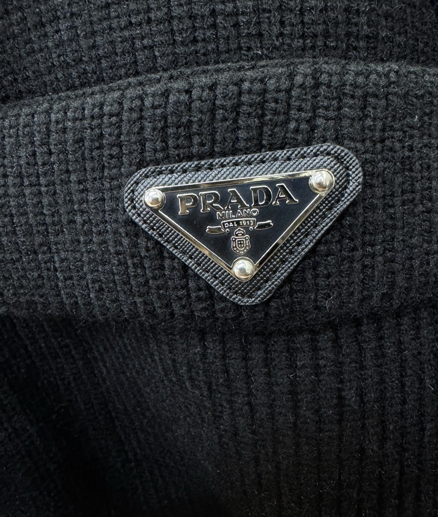 PRADA 普拉达 2025秋冬新款毛衣开衫，手感柔软。 logo图案设计，贸易公司渠道稀出，同步官网发