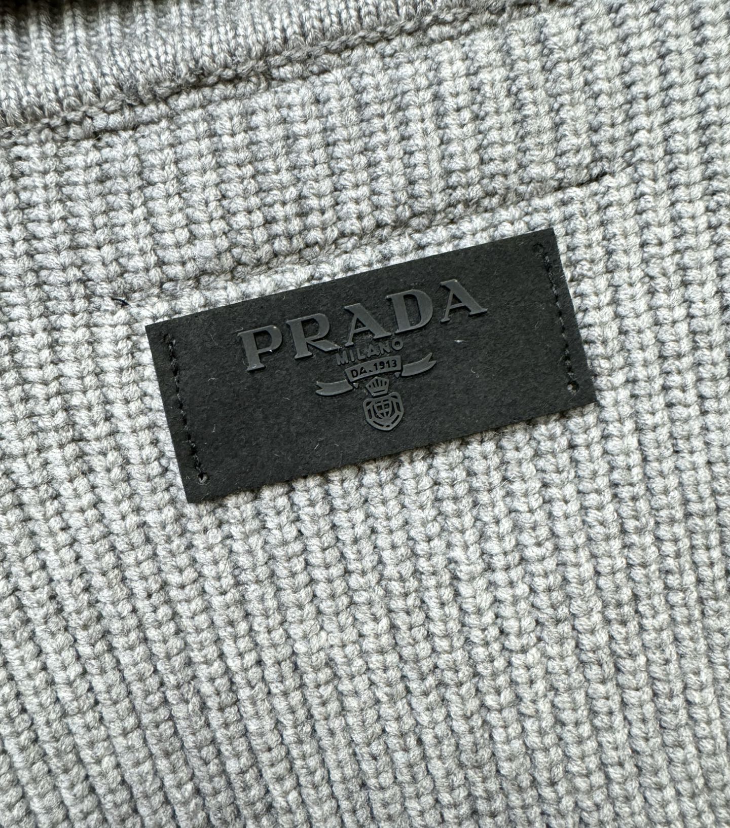 PRADA 普拉达 2025秋冬新款毛衣开衫，手感柔软。 logo图案设计，贸易公司渠道稀出，同步官网发