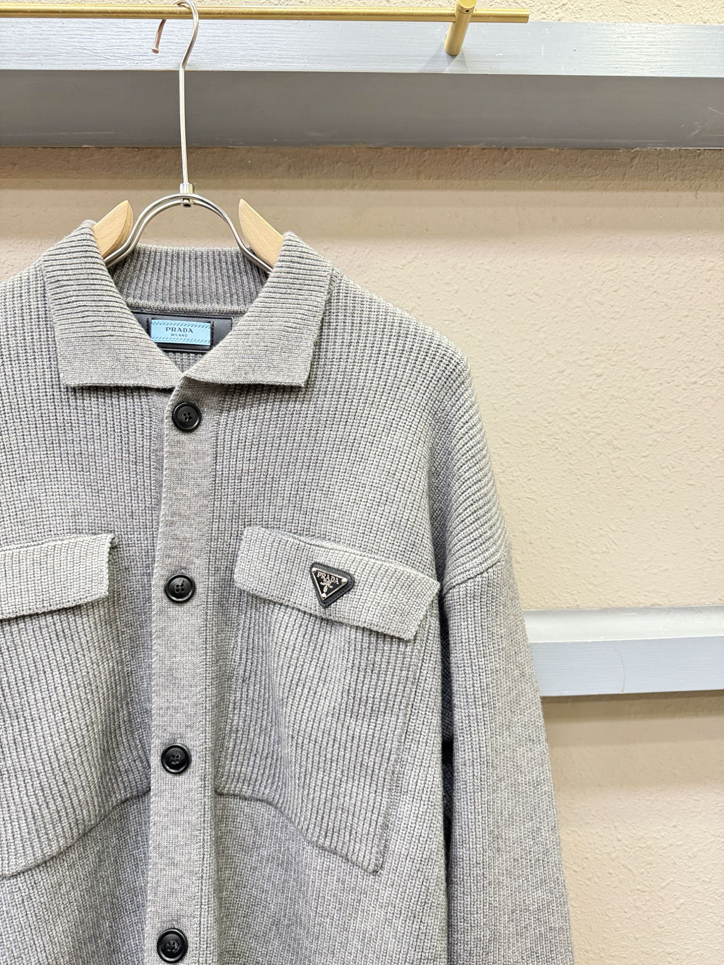 PRADA 普拉达 2025秋冬新款毛衣开衫，手感柔软。 logo图案设计，贸易公司渠道稀出，同步官网发