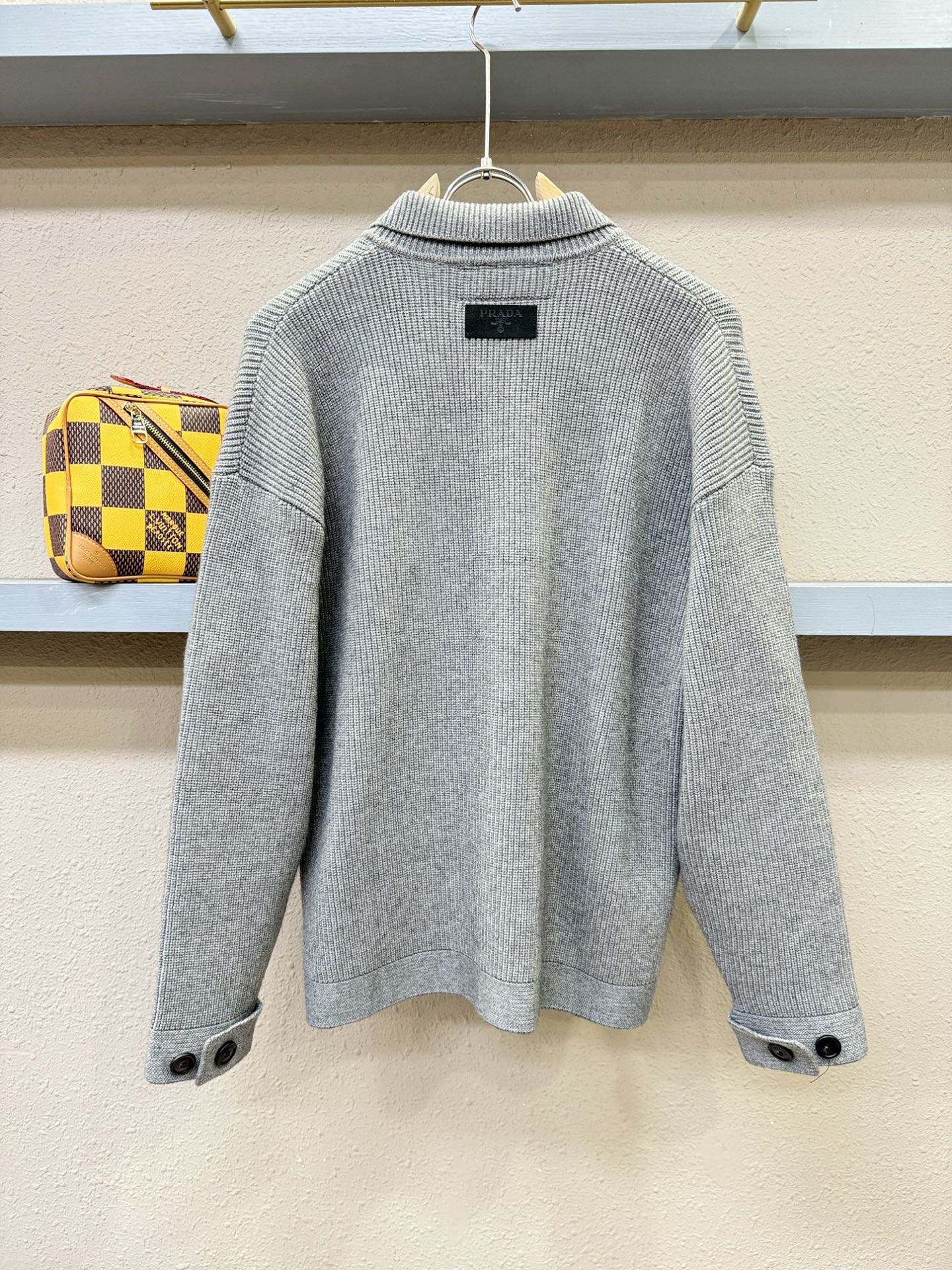 PRADA 普拉达 2025秋冬新款毛衣开衫，手感柔软。 logo图案设计，贸易公司渠道稀出，同步官网发