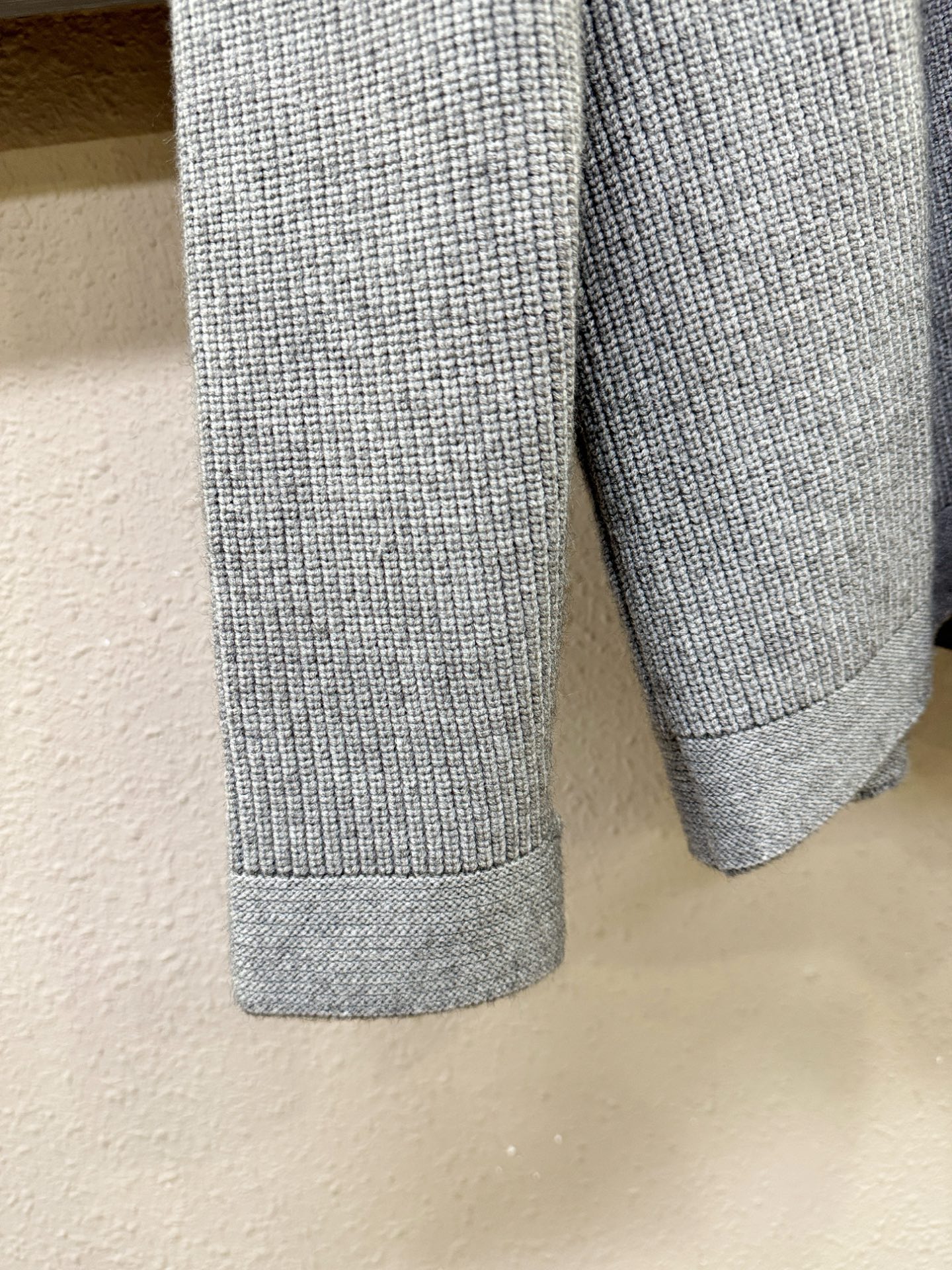 PRADA 普拉达 2025秋冬新款毛衣开衫，手感柔软。 logo图案设计，贸易公司渠道稀出，同步官网发