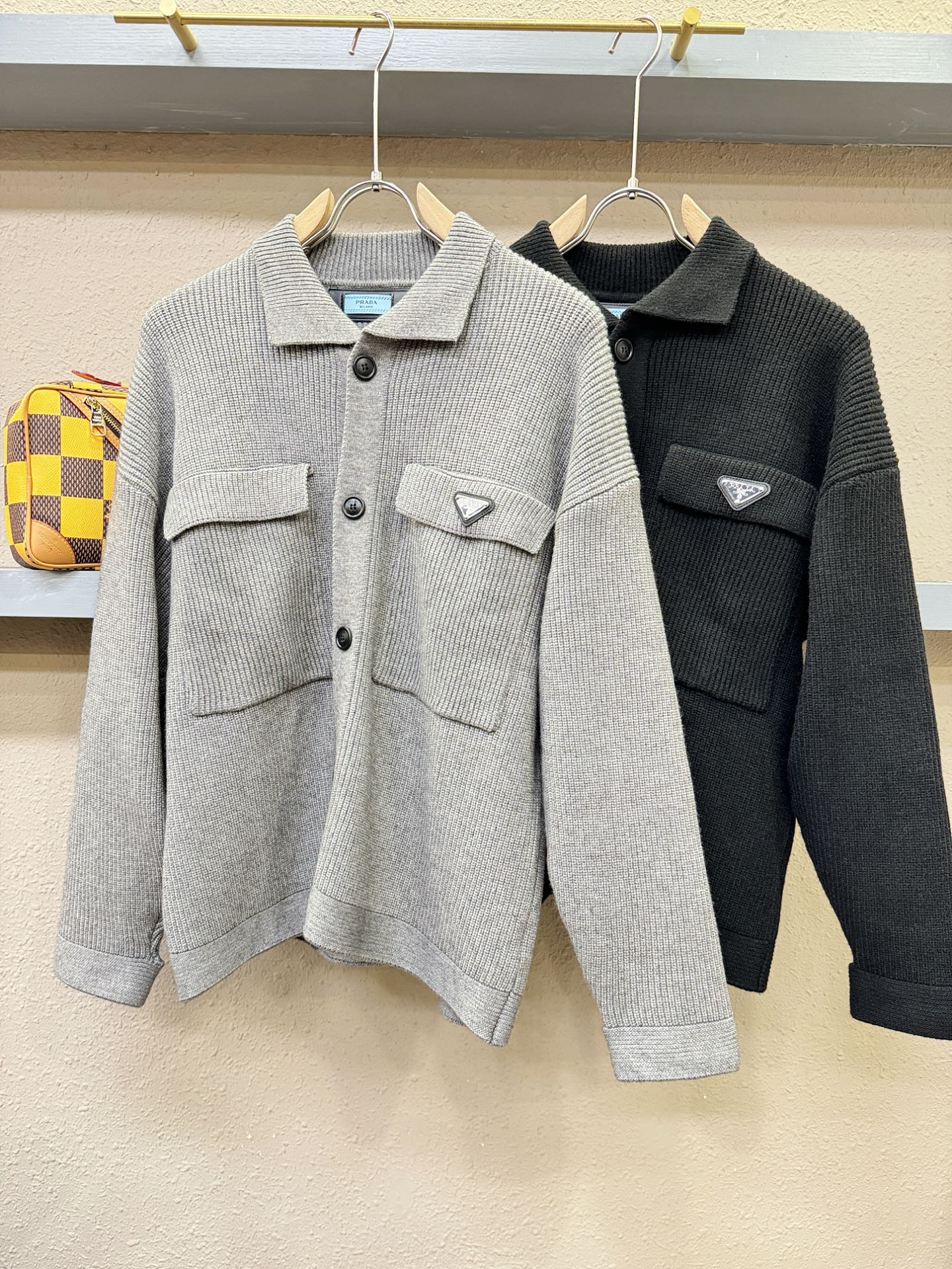 PRADA 普拉达 2025秋冬新款毛衣开衫，手感柔软。 logo图案设计，贸易公司渠道稀出，同步官网发