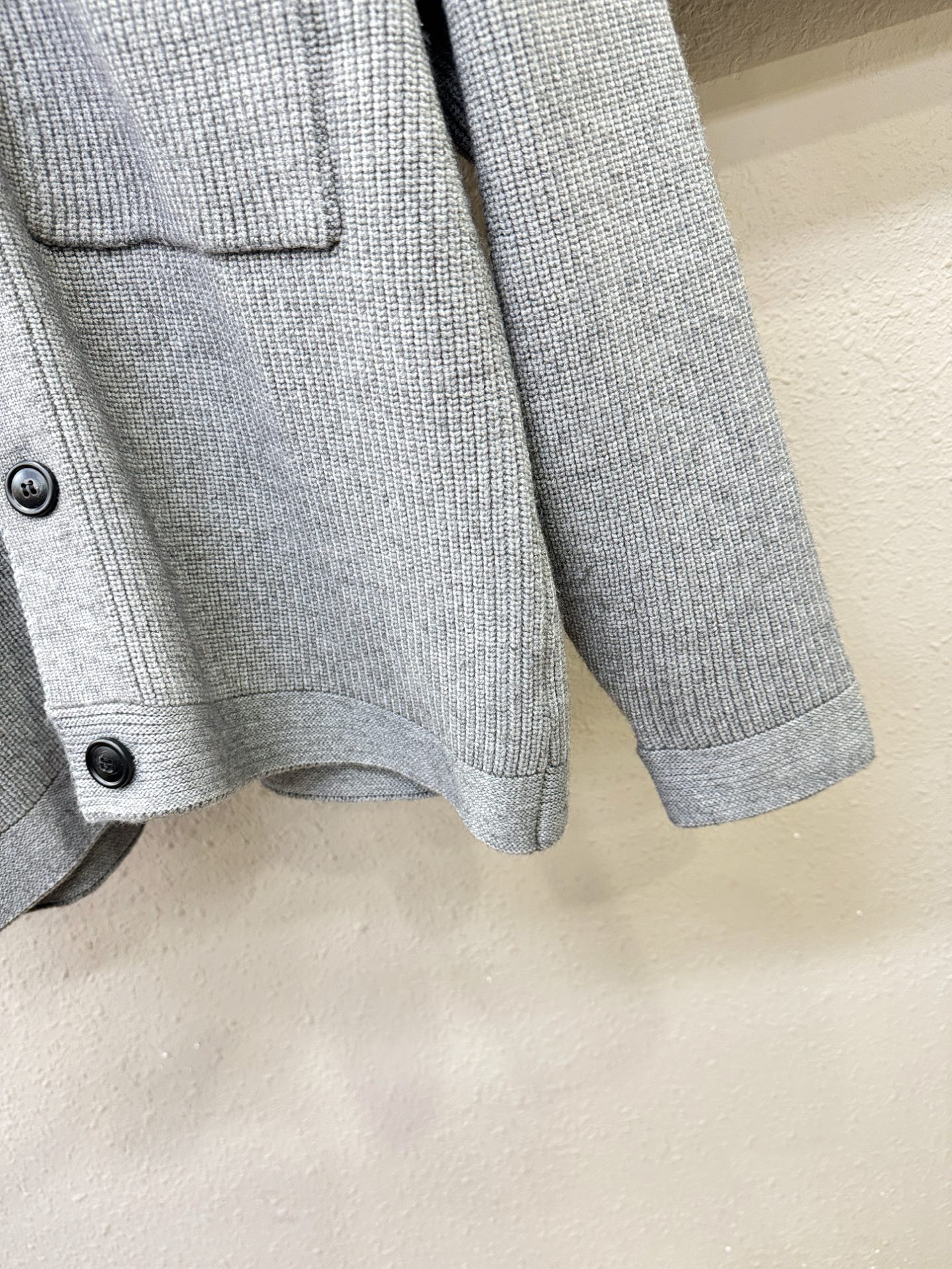 PRADA 普拉达 2025秋冬新款毛衣开衫，手感柔软。 logo图案设计，贸易公司渠道稀出，同步官网发