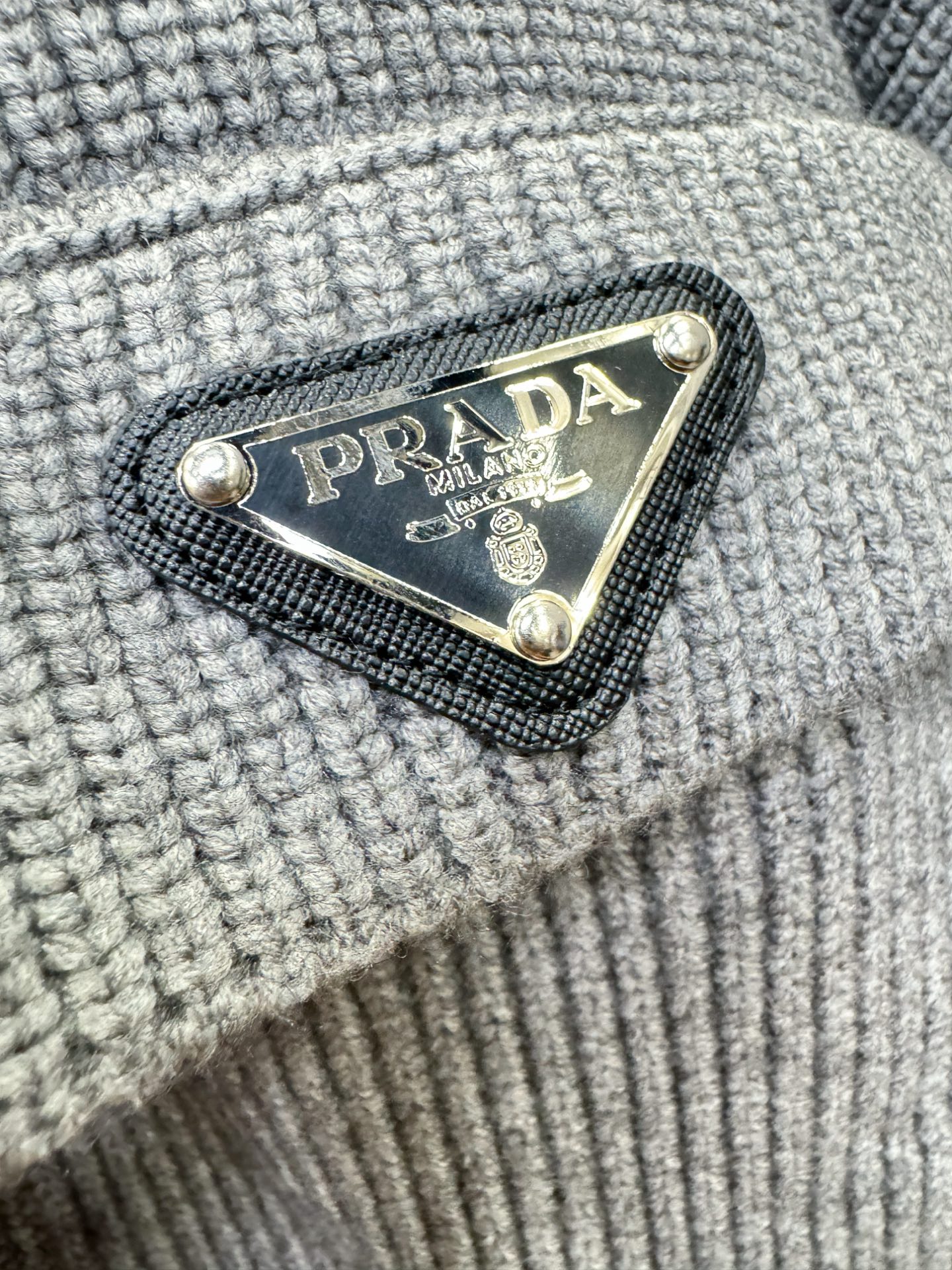 PRADA 普拉达 2025秋冬新款毛衣开衫，手感柔软。 logo图案设计，贸易公司渠道稀出，同步官网发