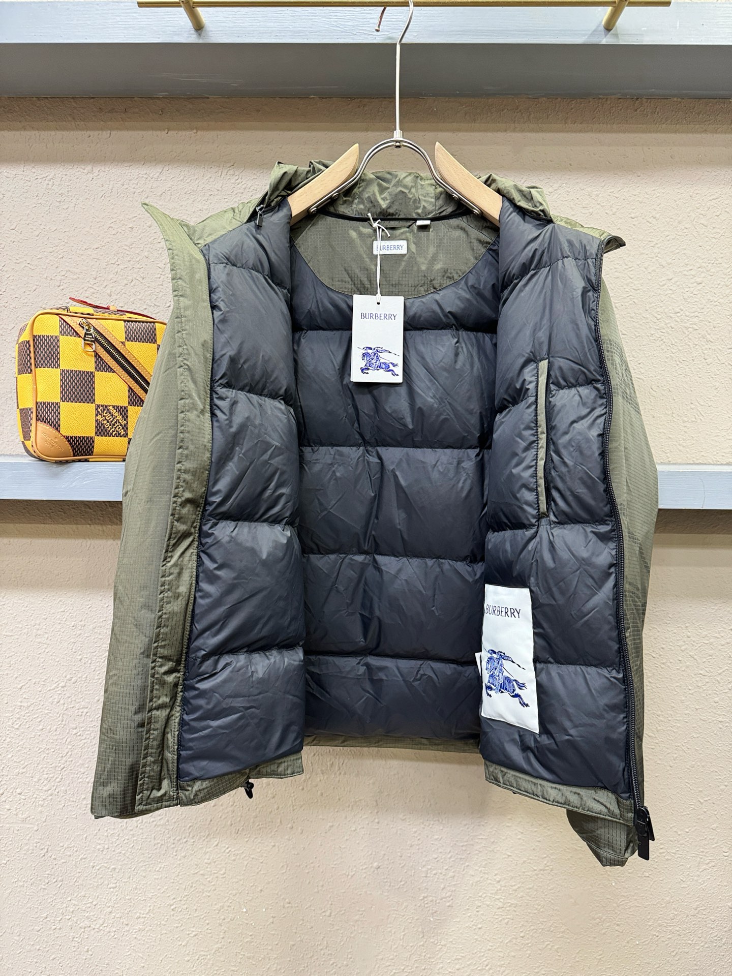 BURBERRY巴宝莉 2025新款羽绒服，秀场新品，品相非常完美，专柜高科技防水面料，内里90%白鹅绒