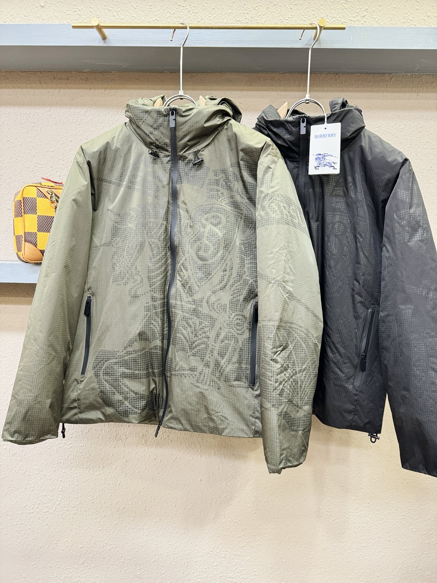 BURBERRY巴宝莉 2025新款羽绒服，秀场新品，品相非常完美，专柜高科技防水面料，内里90%白鹅绒