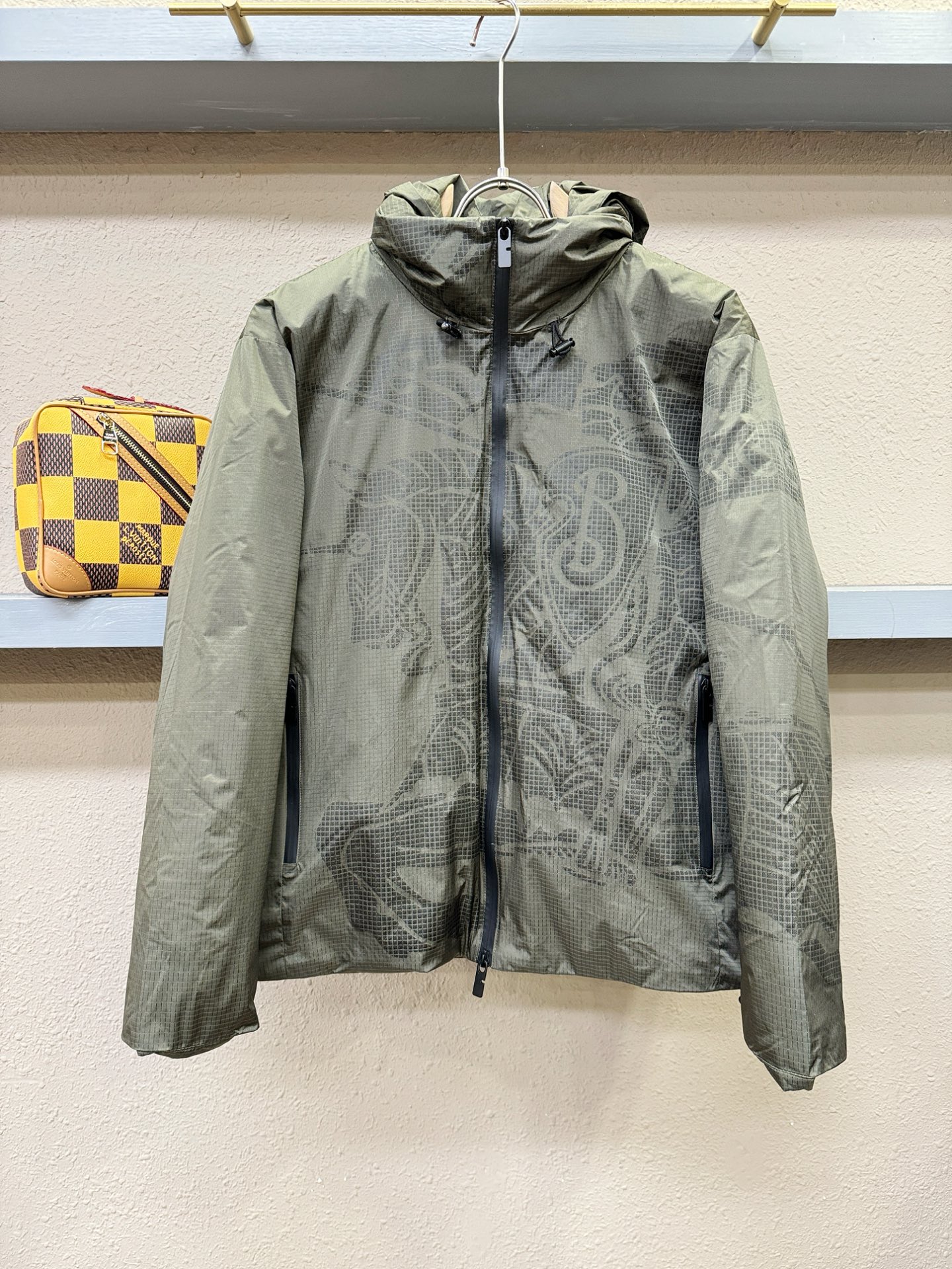 BURBERRY巴宝莉 2025新款羽绒服，秀场新品，品相非常完美，专柜高科技防水面料，内里90%白鹅绒