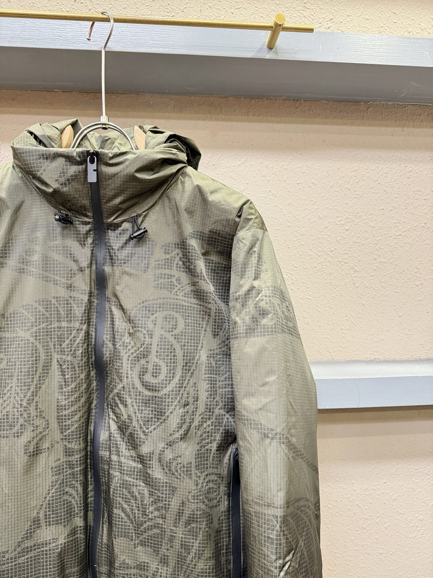 BURBERRY巴宝莉 2025新款羽绒服，秀场新品，品相非常完美，专柜高科技防水面料，内里90%白鹅绒