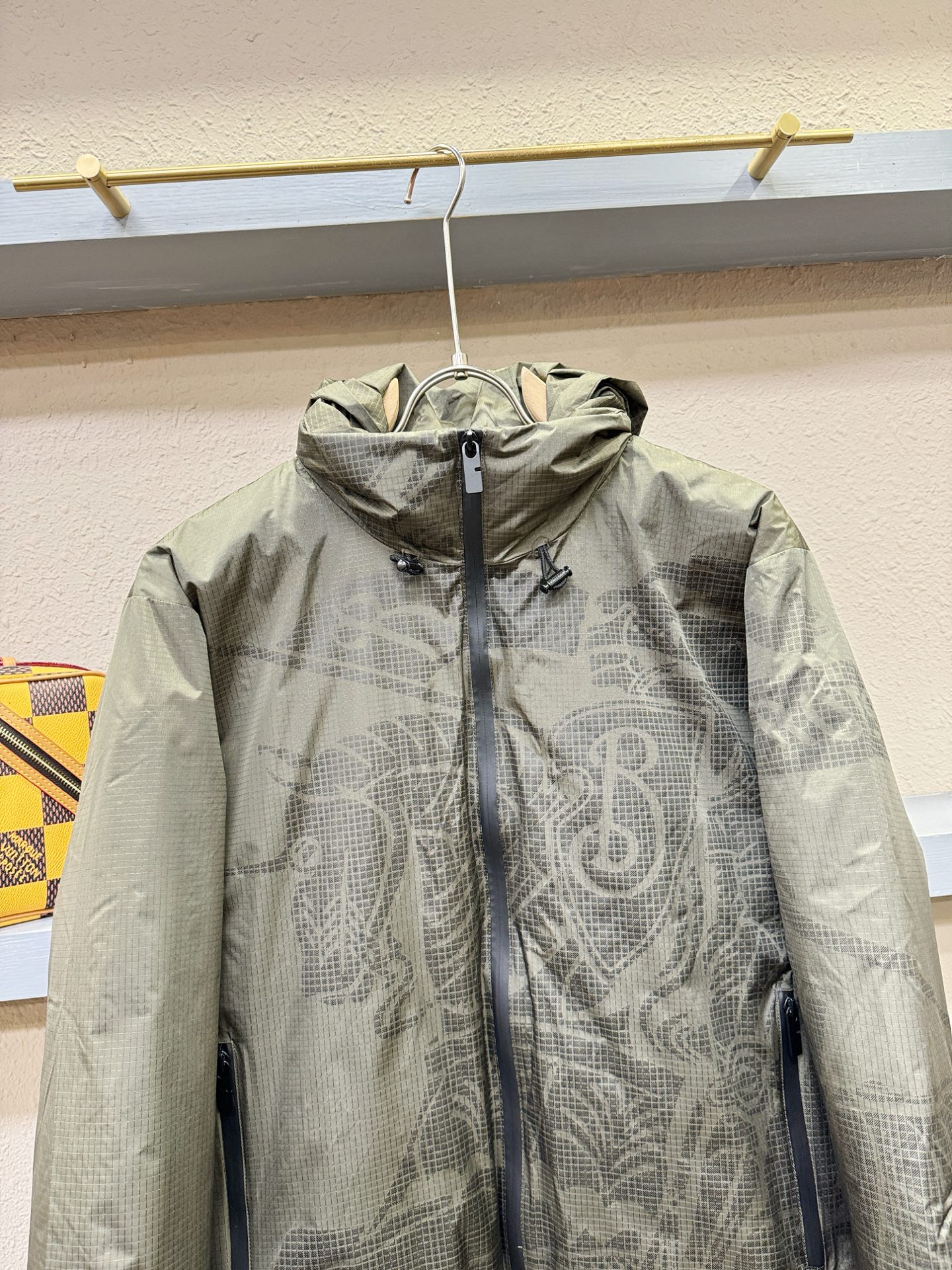 BURBERRY巴宝莉 2025新款羽绒服，秀场新品，品相非常完美，专柜高科技防水面料，内里90%白鹅绒