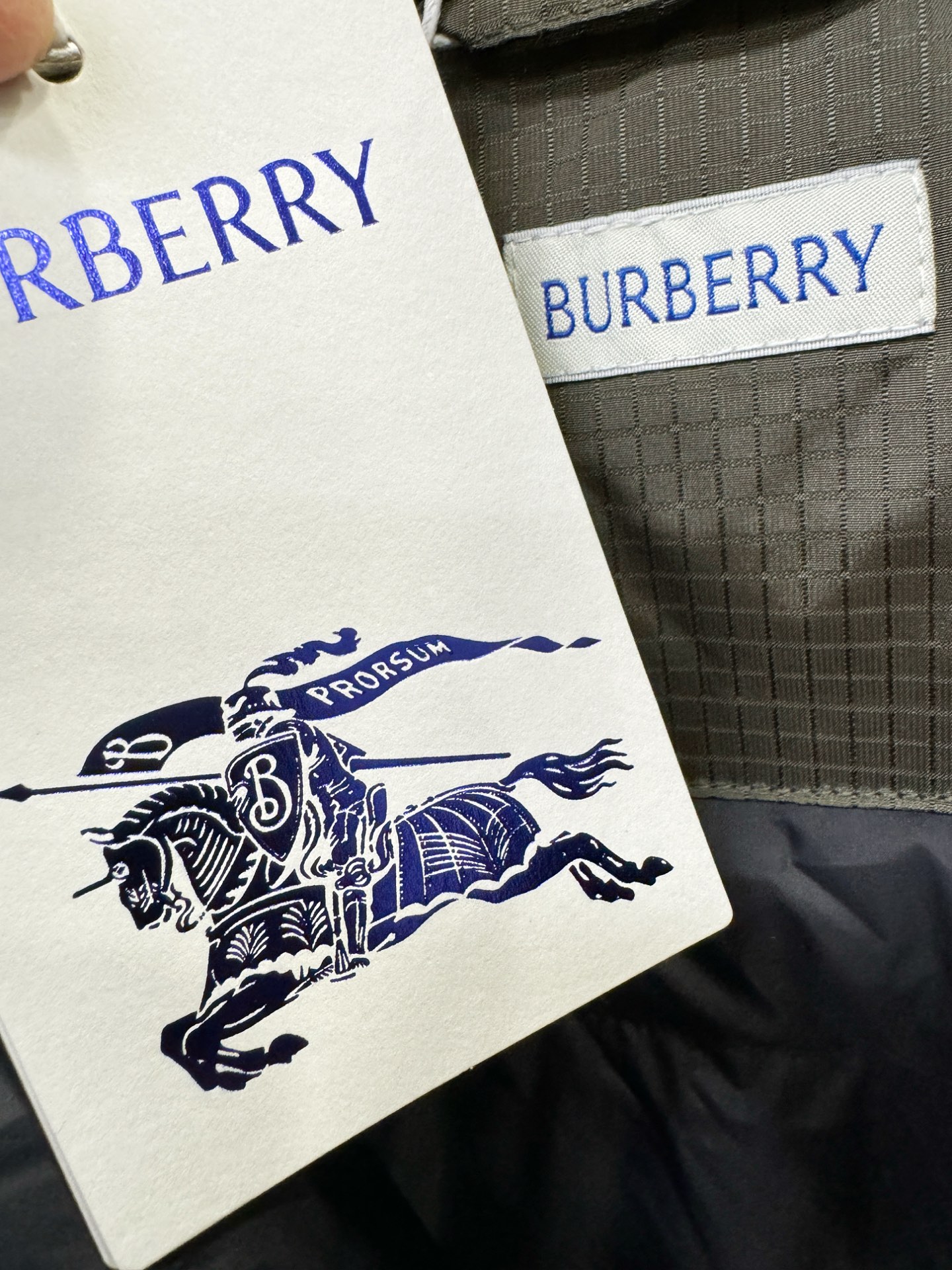 BURBERRY巴宝莉 2025新款羽绒服，秀场新品，品相非常完美，专柜高科技防水面料，内里90%白鹅绒