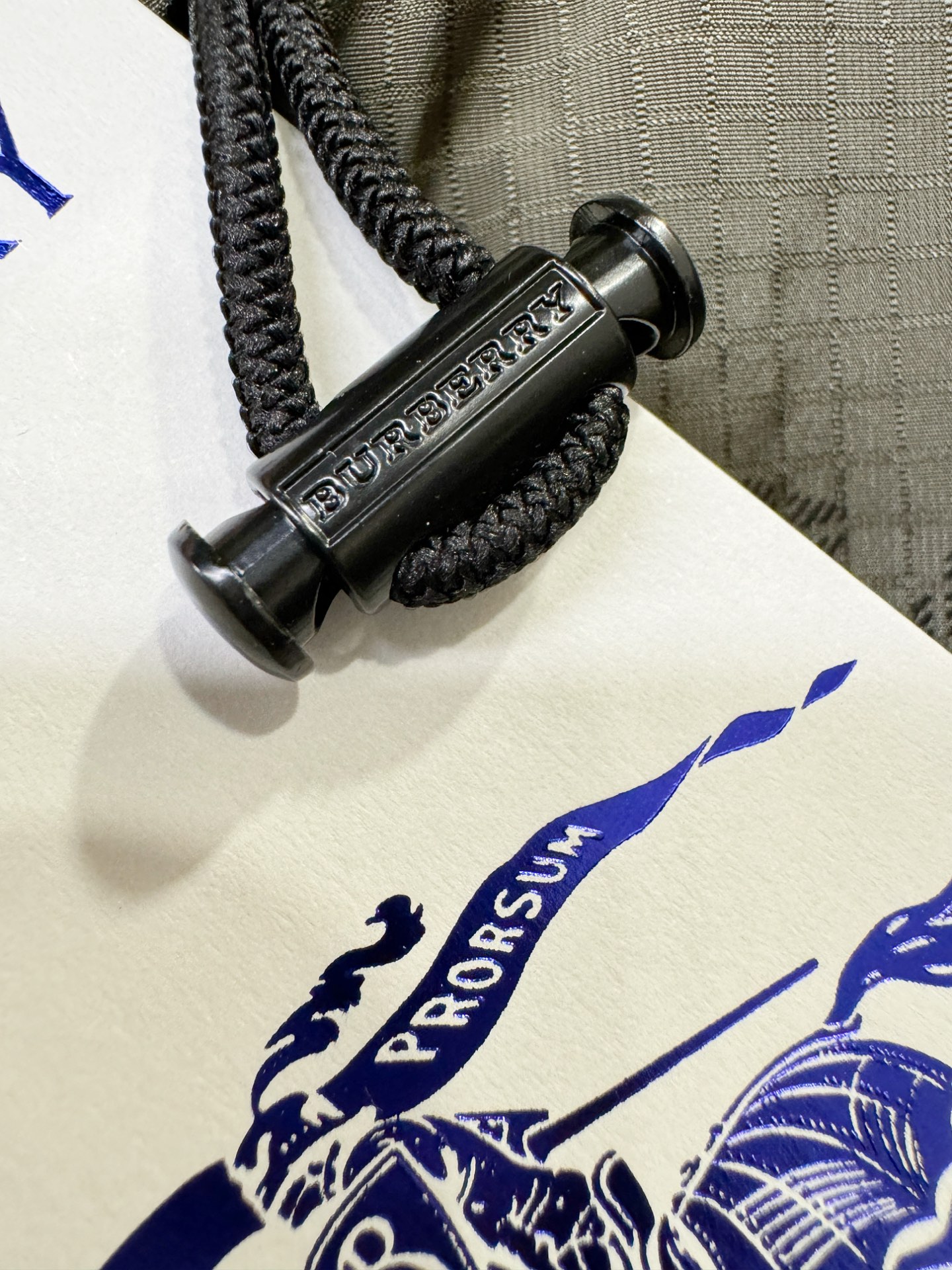 BURBERRY巴宝莉 2025新款羽绒服，秀场新品，品相非常完美，专柜高科技防水面料，内里90%白鹅绒