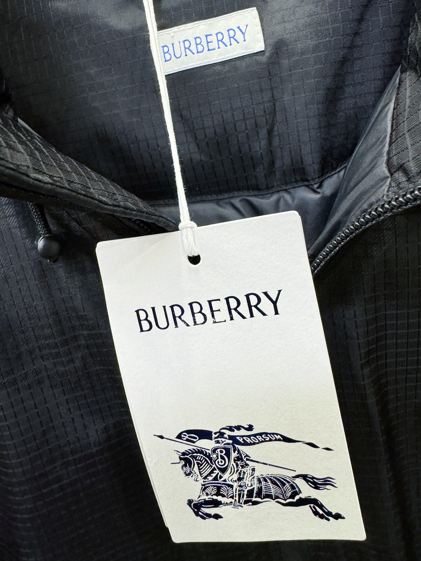BURBERRY巴宝莉 2025新款羽绒服，秀场新品，品相非常完美，专柜高科技防水面料，内里90%白鹅绒