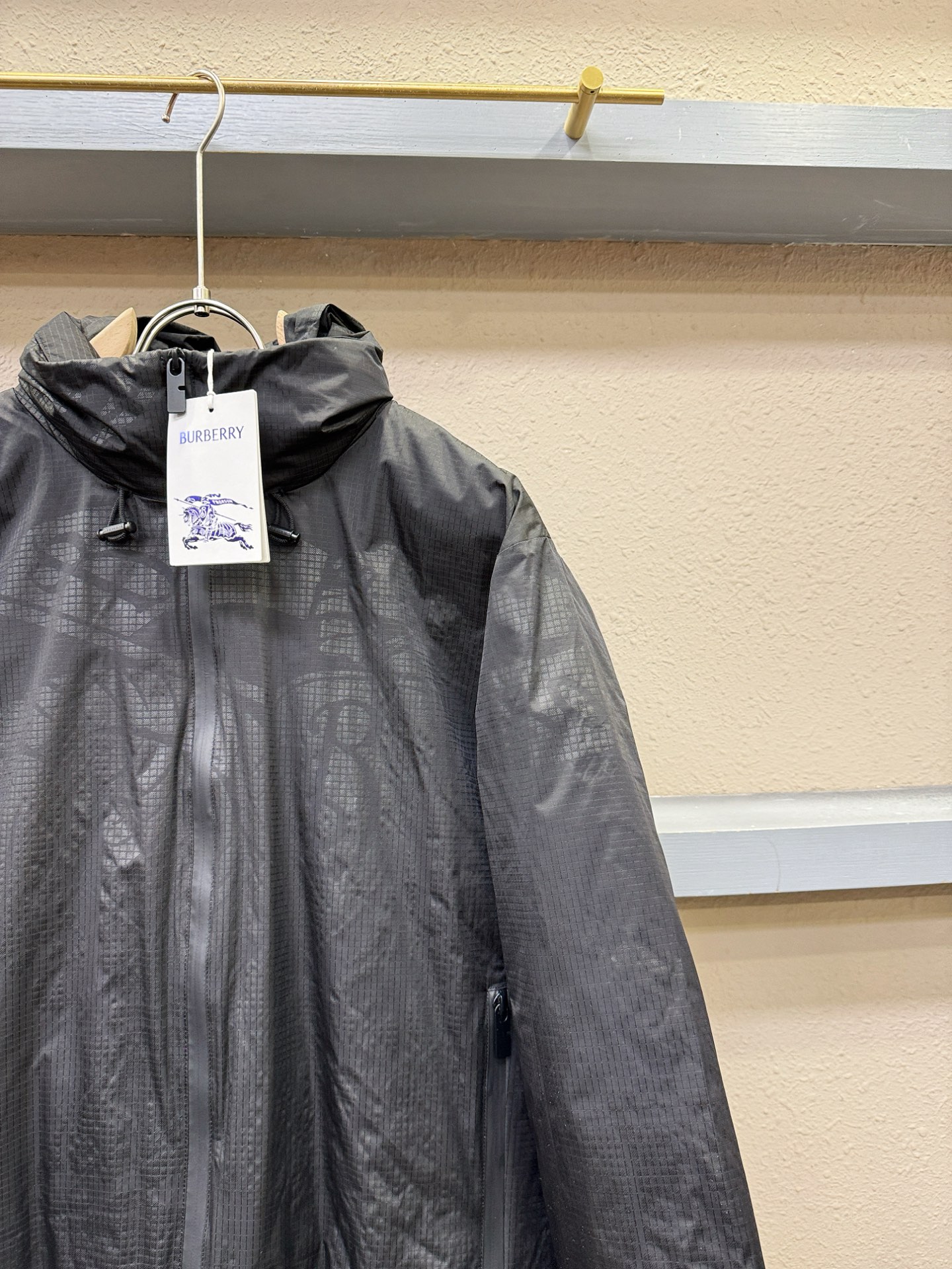 BURBERRY巴宝莉 2025新款羽绒服，秀场新品，品相非常完美，专柜高科技防水面料，内里90%白鹅绒